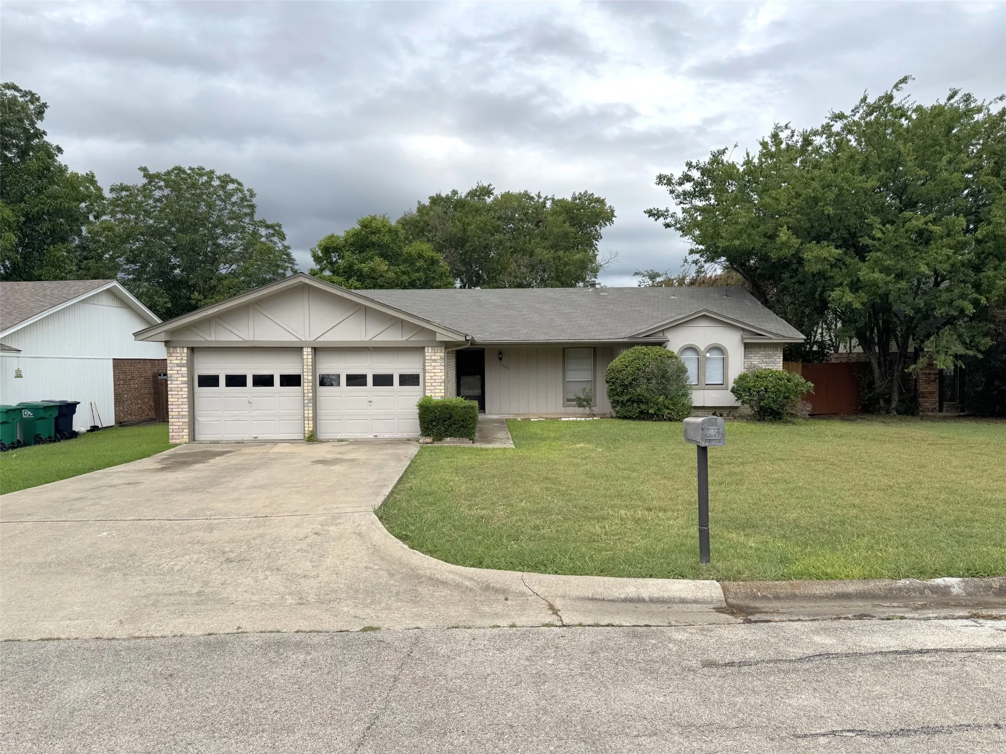 Single Family Residence For Rent in Denton County , 1706 Wisteria Street, Denton, Texas 76205, 3 Bedroom, 2 Bathroom, 2 Garage spaces, 1,493 Sqft, built in 1983, mls#21331760, Real Estate Agent in Denton, Homes For Rent in Denton county, Homes For Rent in Denton, Realtor in Denton Texas, Real Estate Brokerage Independent Realty Texas, Luminita Cordes Realtor