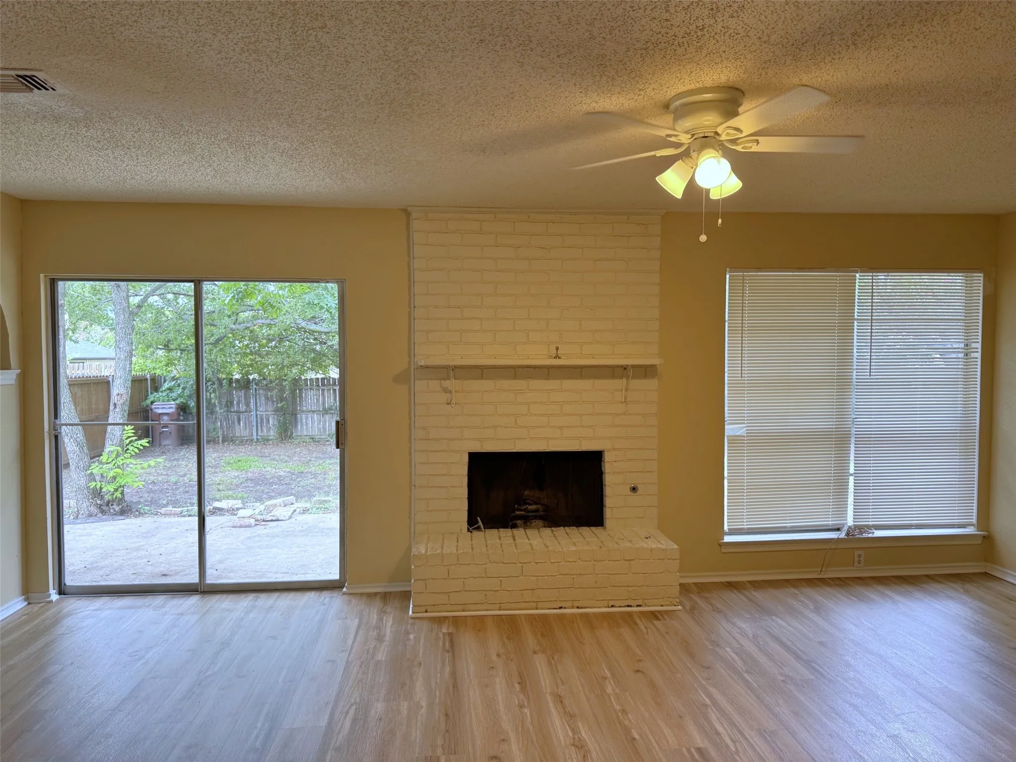 Single Family Residence For Rent in Denton County , 1706 Wisteria Street, Denton, Texas 76205, 3 Bedroom, 2 Bathroom, 2 Garage spaces, 1,493 Sqft, built in 1983, mls#21331760, Real Estate Agent in Denton, Homes For Rent in Denton county, Homes For Rent in Denton, Realtor in Denton Texas, Real Estate Brokerage Independent Realty Texas, Luminita Cordes Realtor