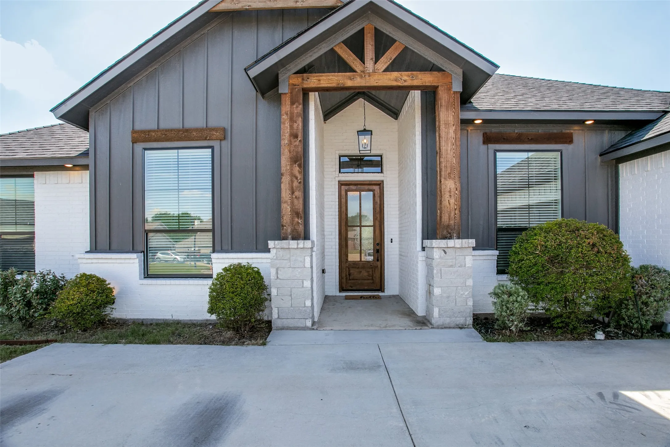 Single Family Residence For Sale in Johnson County , 104 Bent Creek Court, Cleburne, Texas 76033, 4 Bedroom, 3 Bathroom, 2 Garage spaces, 2,367 Sqft, built in 2023, mls#21317371, Real Estate Agent in Cleburne, Homes For Sale in Johnson county, Homes For Sale in Cleburne, Realtor in Cleburne Texas, Real Estate Brokerage Independent Realty Texas, Luminita Cordes Realtor