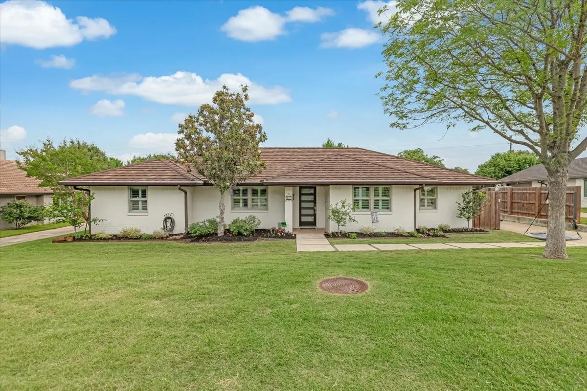 Single Family Residence For Sale in Denton County , 27 Crestwood Drive, Trophy Club, Texas 76262, 4 Bedroom, 3 Bathroom, 2 Garage spaces, 2,792 Sqft, built in 1982, mls#21331789, Real Estate Agent in Trophy Club, Homes For Sale in Denton county, Homes For Sale in Trophy Club, Realtor in Trophy Club Texas, Real Estate Brokerage Independent Realty Texas, Luminita Cordes Realtor