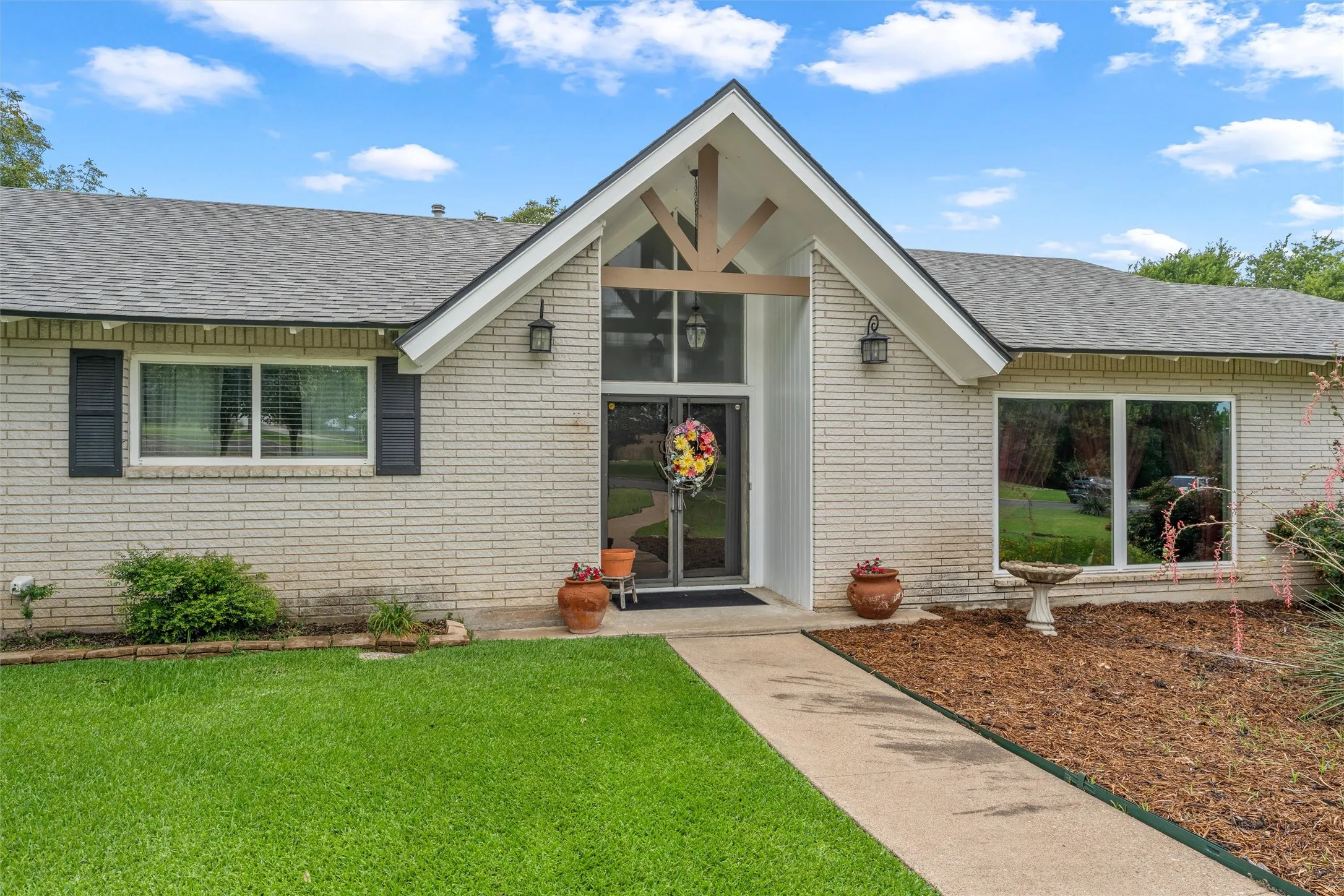 Single Family Residence For Sale in Mc Lennan County , 1124 Sierra Drive, Woodway, Texas 76712, 3 Bedroom, 2 Bathroom, 2 Garage spaces, 2,446 Sqft, built in 1964, mls#21331473, Real Estate Agent in Woodway, Homes For Sale in Mc Lennan county, Homes For Sale in Woodway, Realtor in Woodway Texas, Real Estate Brokerage Independent Realty Texas, Luminita Cordes Realtor