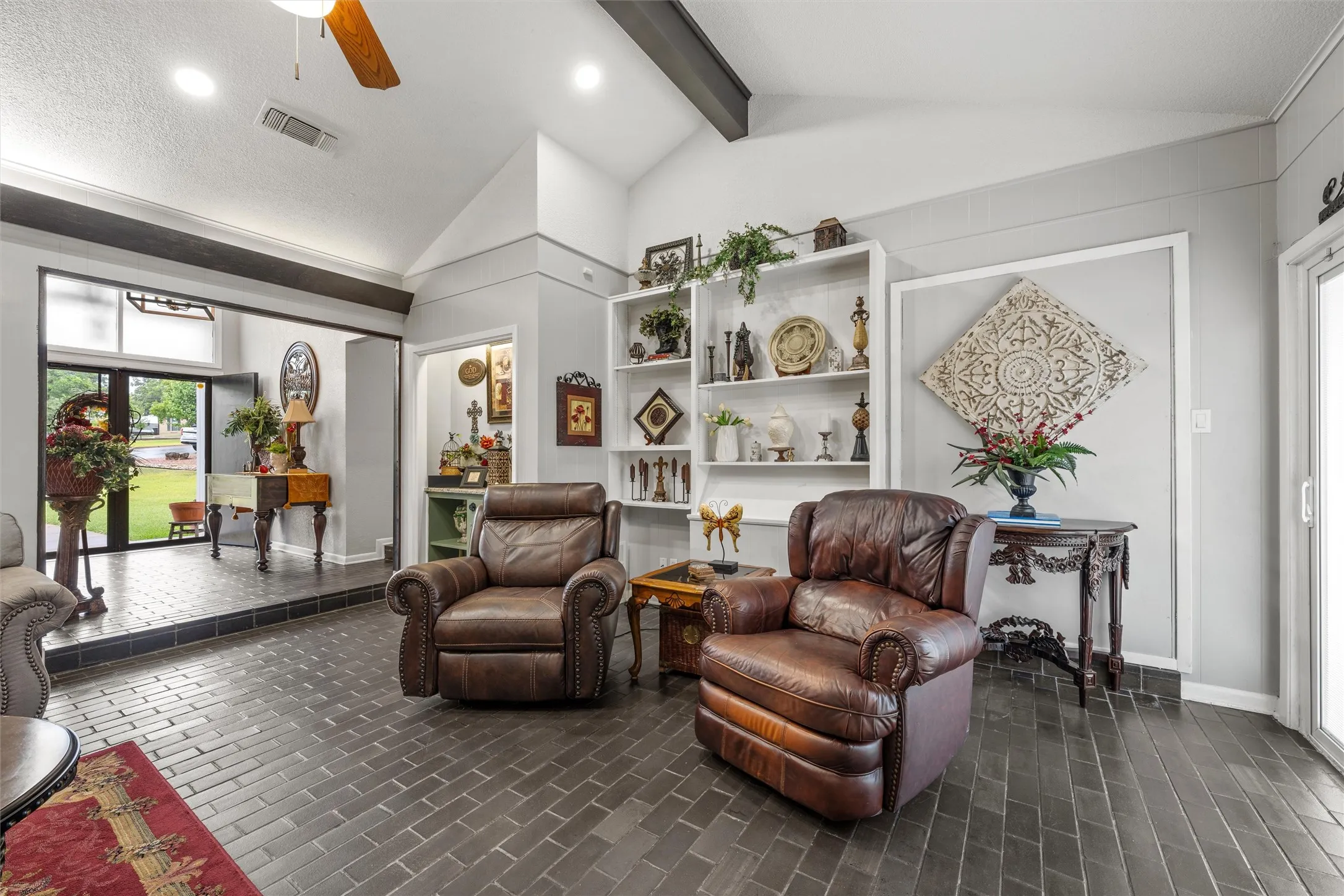 Single Family Residence For Sale in Mc Lennan County , 1124 Sierra Drive, Woodway, Texas 76712, 3 Bedroom, 2 Bathroom, 2 Garage spaces, 2,446 Sqft, built in 1964, mls#21331473, Real Estate Agent in Woodway, Homes For Sale in Mc Lennan county, Homes For Sale in Woodway, Realtor in Woodway Texas, Real Estate Brokerage Independent Realty Texas, Luminita Cordes Realtor