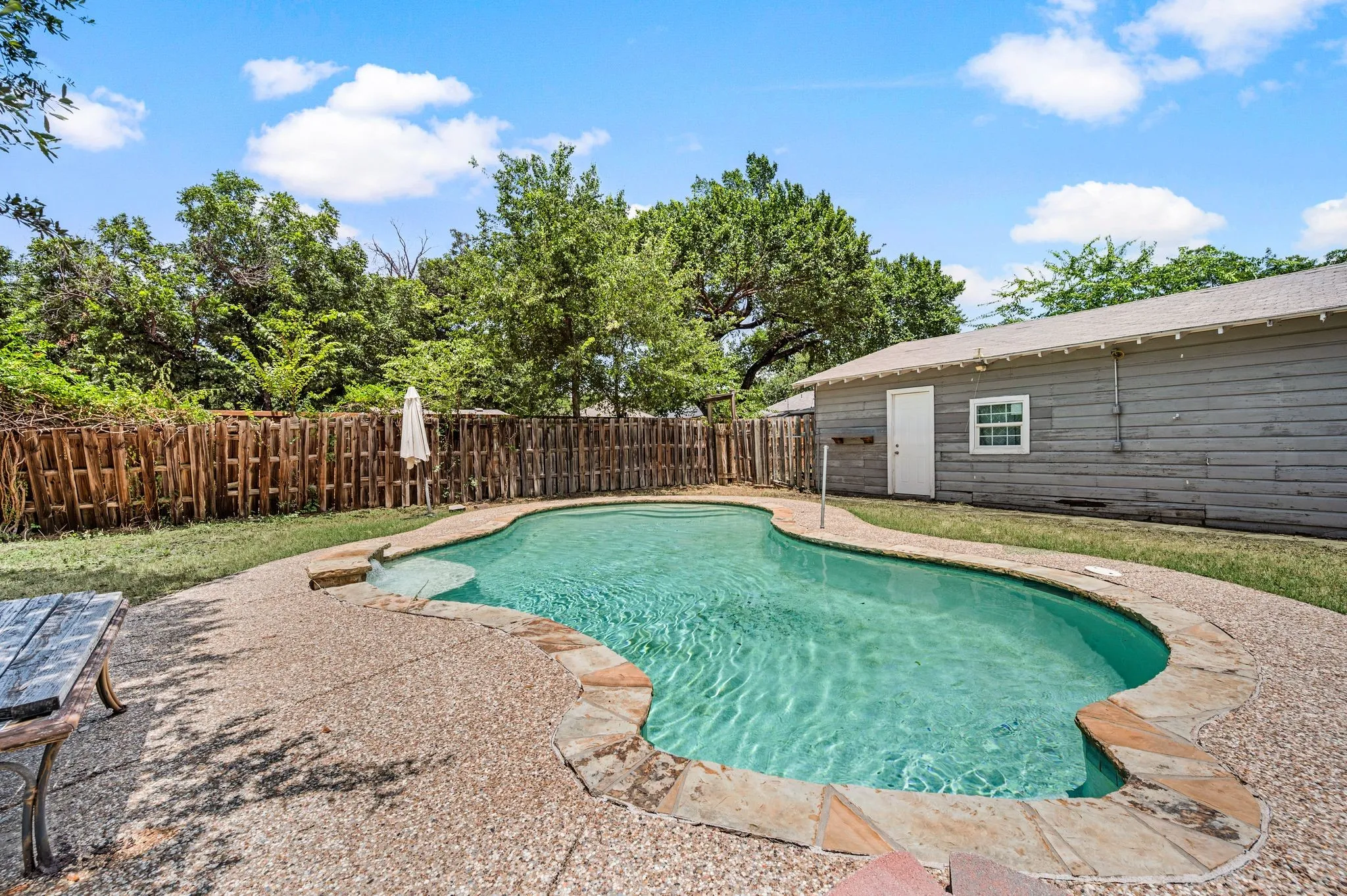 Single Family Residence For Sale in Tarrant County , 3501 Eastridge Drive, Haltom City, Texas 76117, 3 Bedroom, 2 Bathroom, Garage spaces, 1,210 Sqft, built in 1958, mls#21330572, Real Estate Agent in Haltom City, Homes For Sale in Tarrant county, Homes For Sale in Haltom City, Realtor in Haltom City Texas, Real Estate Brokerage Independent Realty Texas, Luminita Cordes Realtor