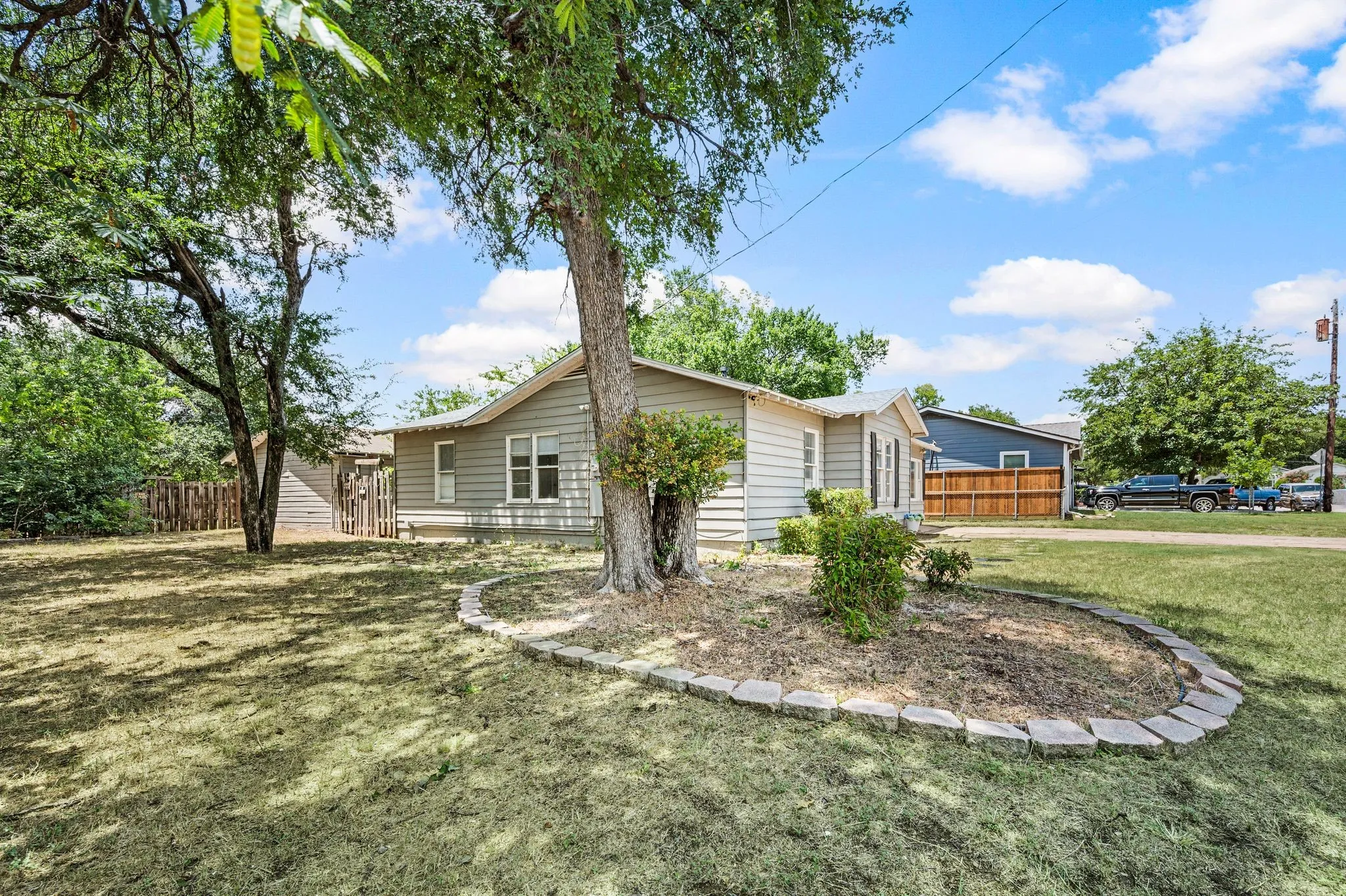 Single Family Residence For Sale in Tarrant County , 3501 Eastridge Drive, Haltom City, Texas 76117, 3 Bedroom, 2 Bathroom, Garage spaces, 1,210 Sqft, built in 1958, mls#21330572, Real Estate Agent in Haltom City, Homes For Sale in Tarrant county, Homes For Sale in Haltom City, Realtor in Haltom City Texas, Real Estate Brokerage Independent Realty Texas, Luminita Cordes Realtor