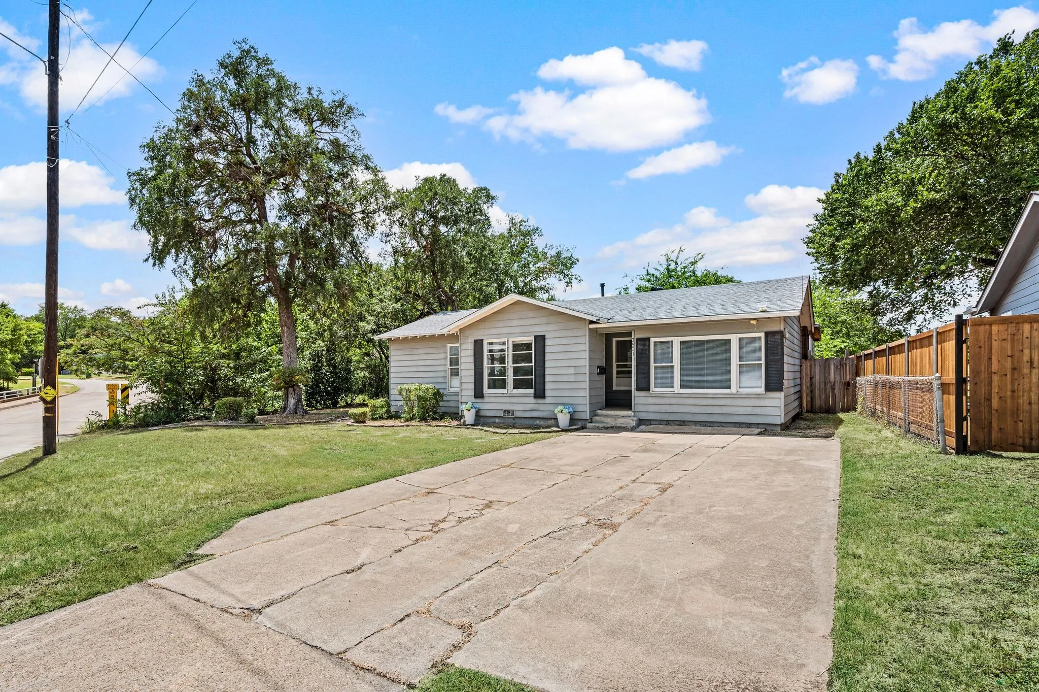 Single Family Residence For Sale in Tarrant County , 3501 Eastridge Drive, Haltom City, Texas 76117, 3 Bedroom, 2 Bathroom, Garage spaces, 1,210 Sqft, built in 1958, mls#21330572, Real Estate Agent in Haltom City, Homes For Sale in Tarrant county, Homes For Sale in Haltom City, Realtor in Haltom City Texas, Real Estate Brokerage Independent Realty Texas, Luminita Cordes Realtor