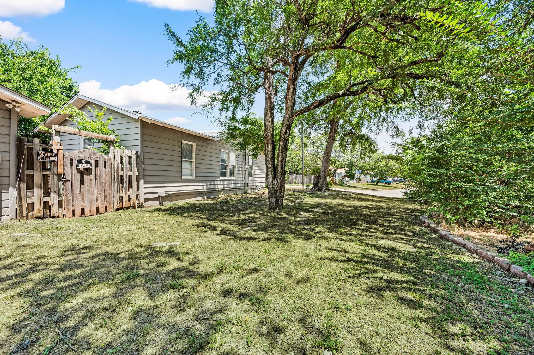 Single Family Residence For Sale in Tarrant County , 3501 Eastridge Drive, Haltom City, Texas 76117, 3 Bedroom, 2 Bathroom, Garage spaces, 1,210 Sqft, built in 1958, mls#21330572, Real Estate Agent in Haltom City, Homes For Sale in Tarrant county, Homes For Sale in Haltom City, Realtor in Haltom City Texas, Real Estate Brokerage Independent Realty Texas, Luminita Cordes Realtor