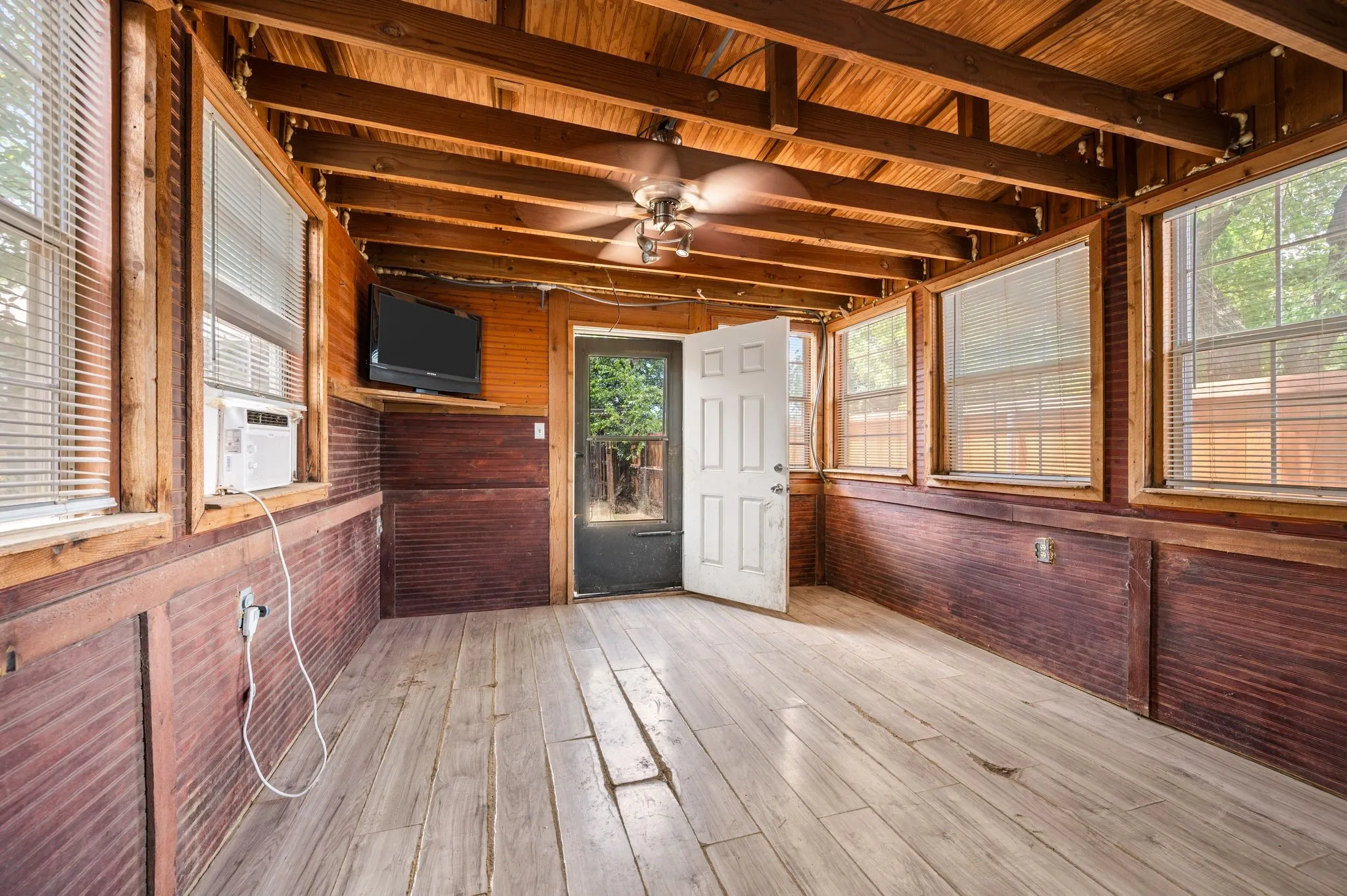 Single Family Residence For Sale in Tarrant County , 3501 Eastridge Drive, Haltom City, Texas 76117, 3 Bedroom, 2 Bathroom, Garage spaces, 1,210 Sqft, built in 1958, mls#21330572, Real Estate Agent in Haltom City, Homes For Sale in Tarrant county, Homes For Sale in Haltom City, Realtor in Haltom City Texas, Real Estate Brokerage Independent Realty Texas, Luminita Cordes Realtor