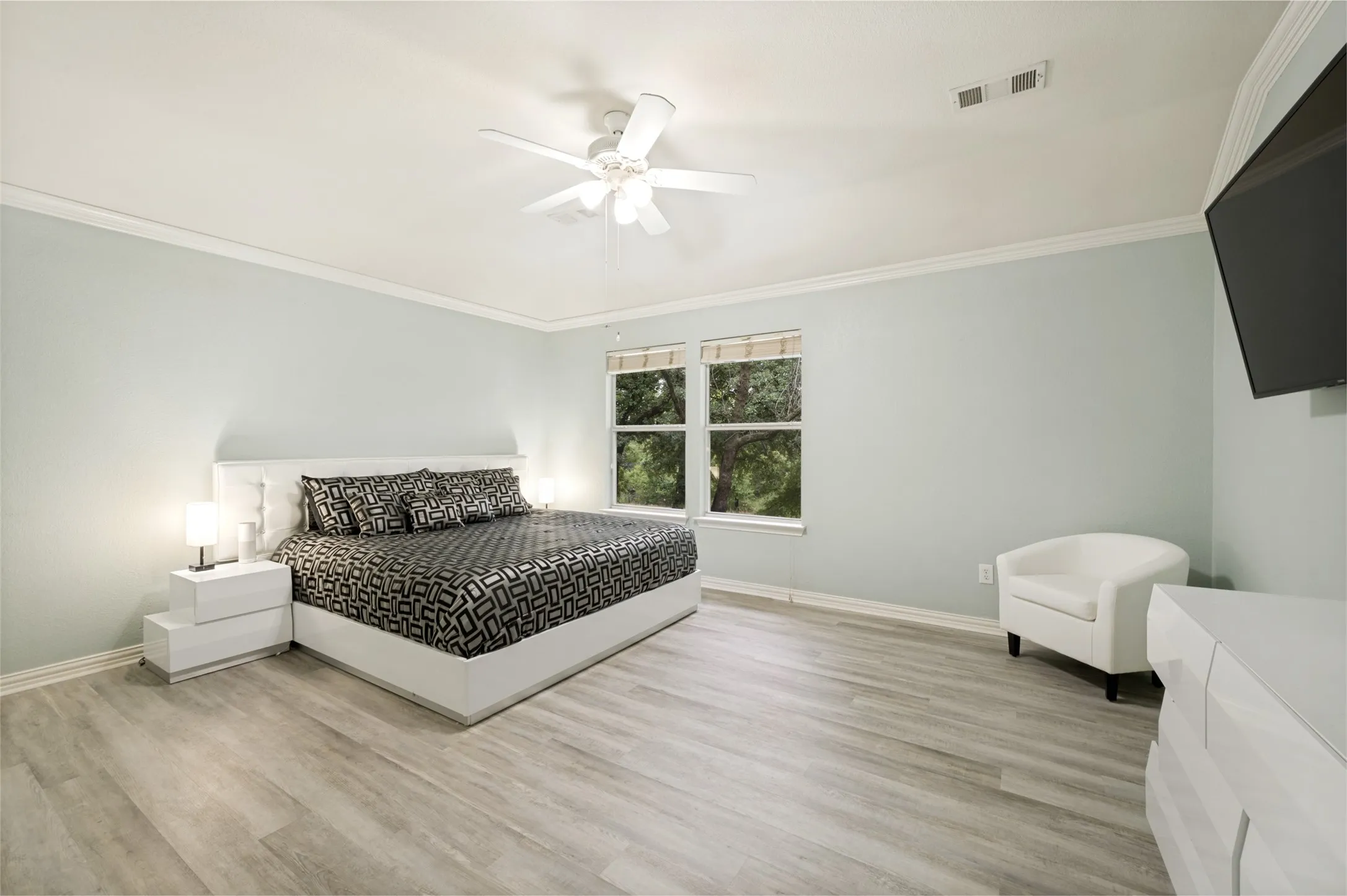 Quiet and private 2nd story primary bedroom with en-suite includes plenty of space and awesome views!