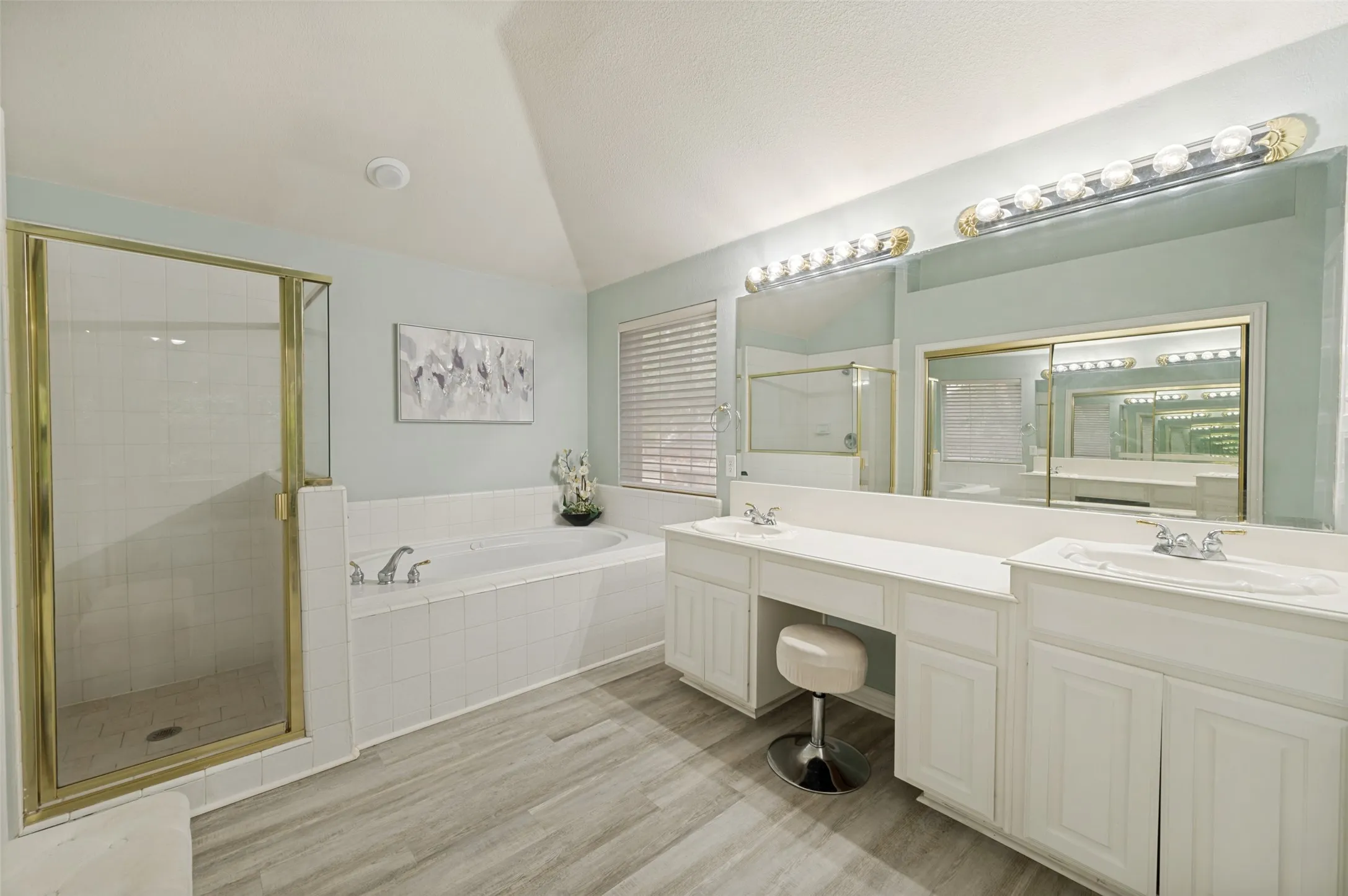 Well cared for primary en-suite bathrrom. Your own private spa right at home!