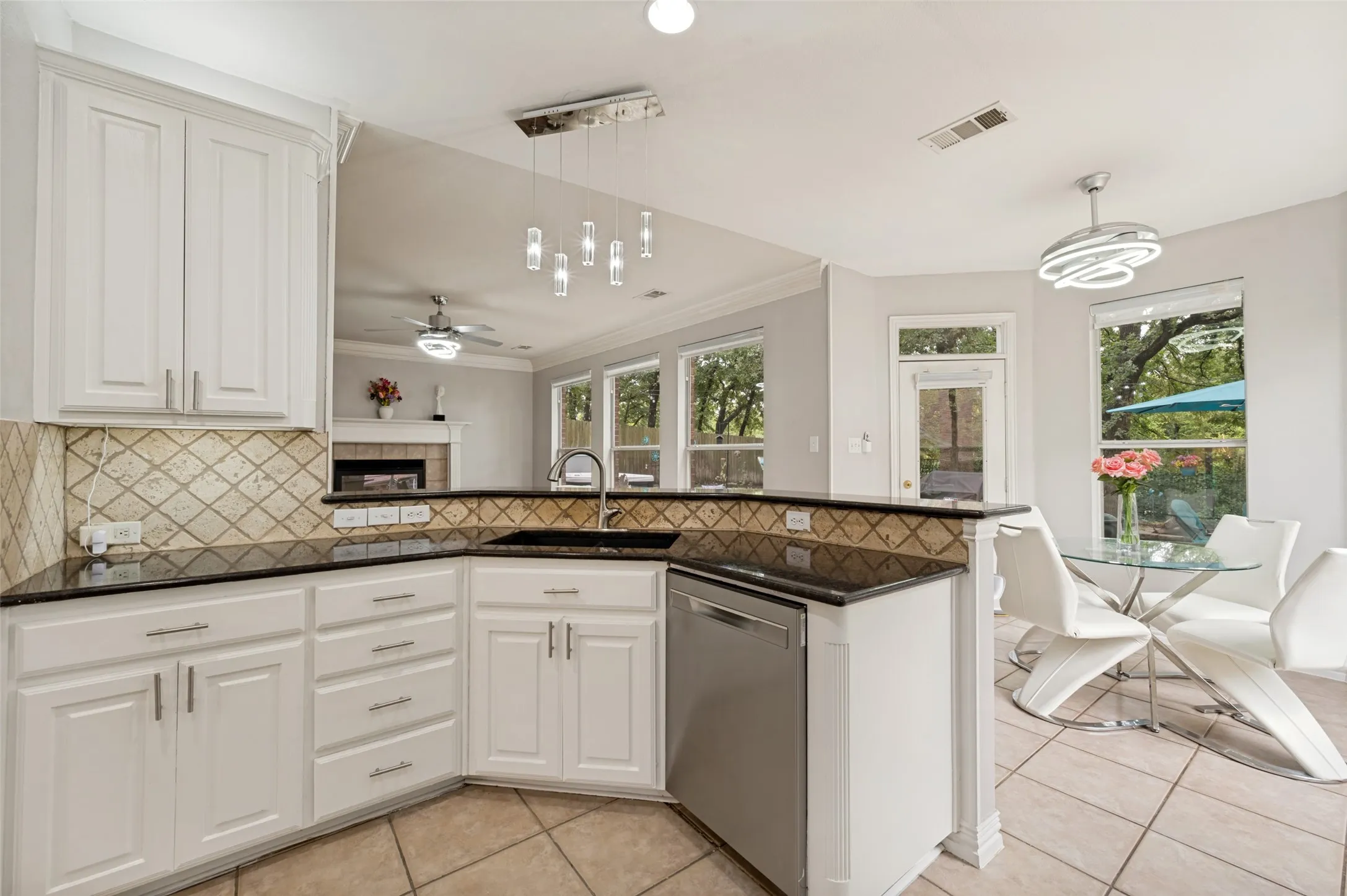 Single Family Residence For Sale in Denton County , 117 Red Bluff Drive, Hickory Creek, Texas 75065, 5 Bedroom, 3 Bathroom, 2 Garage spaces, 2,859 Sqft, built in 2000, mls#21322133, Real Estate Agent in Hickory Creek, Homes For Sale in Denton county, Homes For Sale in Hickory Creek, Realtor in Hickory Creek Texas, Real Estate Brokerage Independent Realty Texas, Luminita Cordes Realtor