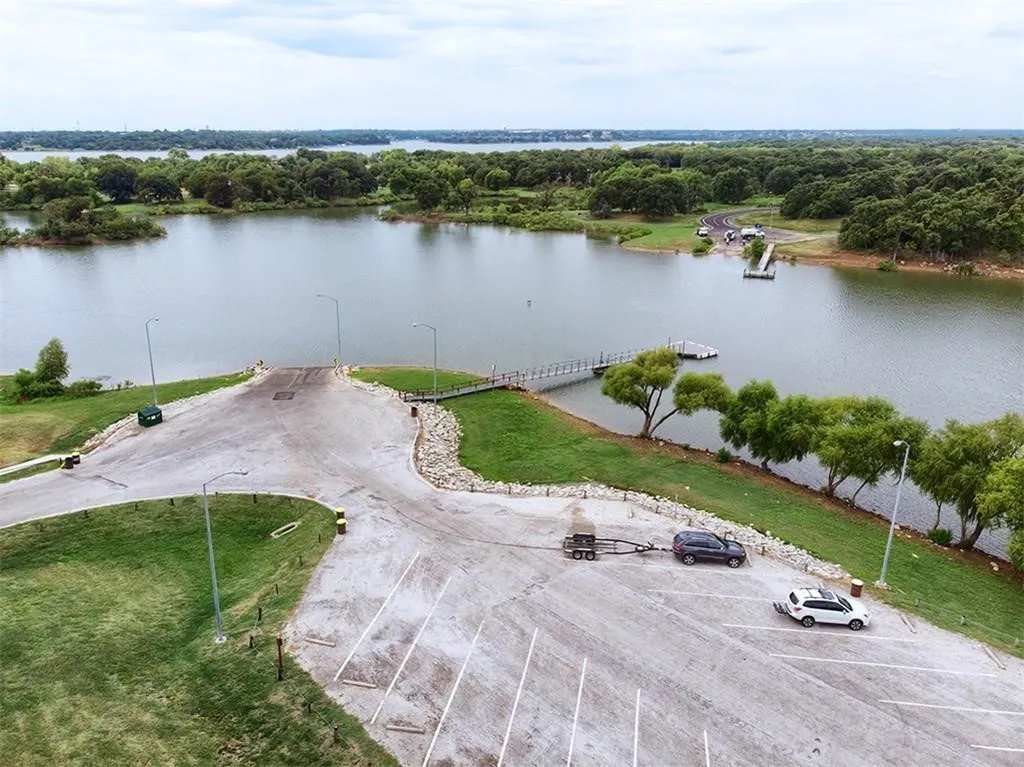 Boat ramp and plenty of parking right outside the neighborhood.