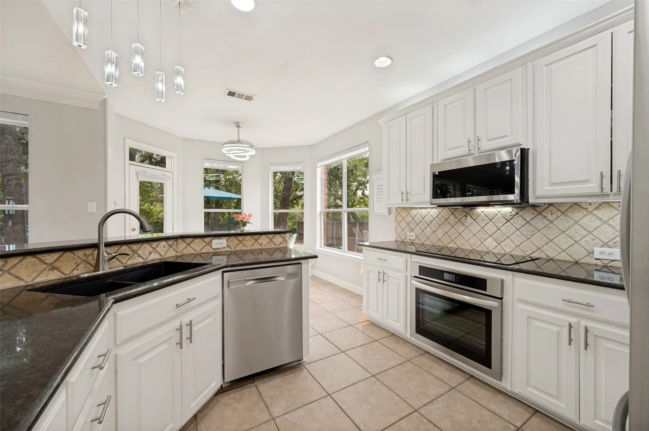 Single Family Residence For Sale in Denton County , 117 Red Bluff Drive, Hickory Creek, Texas 75065, 5 Bedroom, 3 Bathroom, 2 Garage spaces, 2,859 Sqft, built in 2000, mls#21322133, Real Estate Agent in Hickory Creek, Homes For Sale in Denton county, Homes For Sale in Hickory Creek, Realtor in Hickory Creek Texas, Real Estate Brokerage Independent Realty Texas, Luminita Cordes Realtor