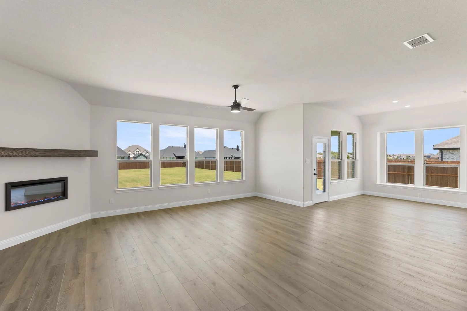DFW-Coyote Crossing-Concept 2622-112 Golden Jackal Court-Living Room-Risewell Homes-2