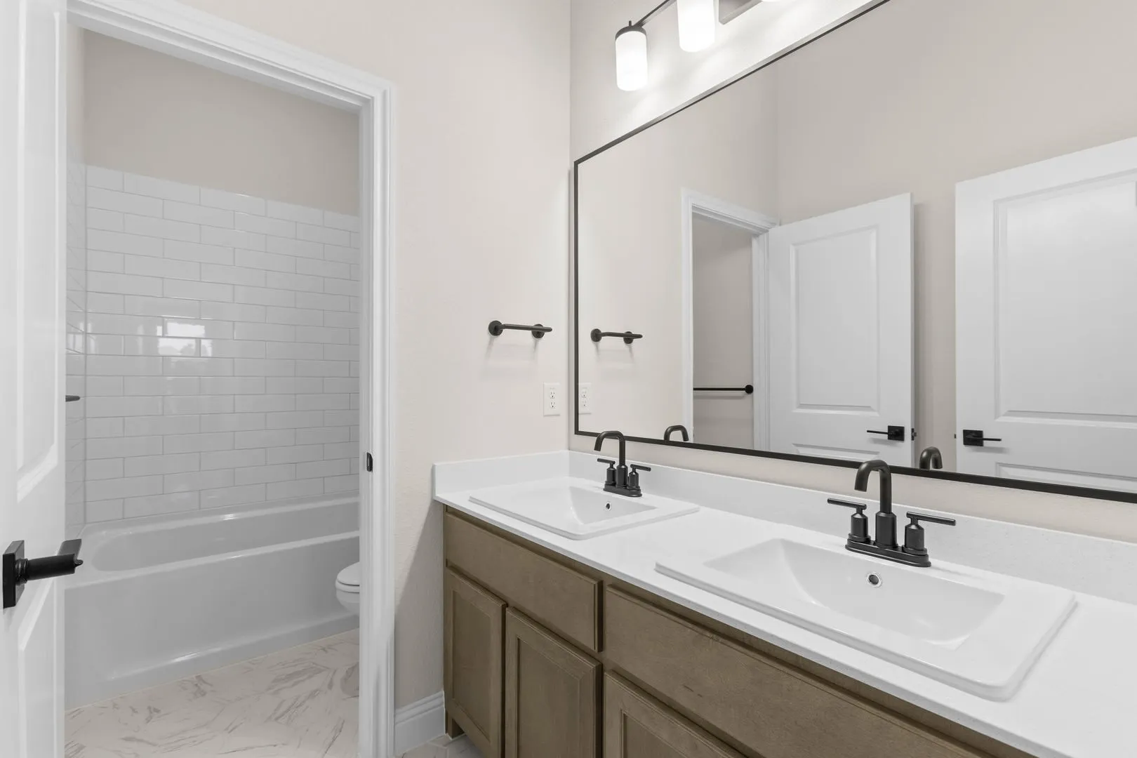 DFW-Coyote Crossing-Concept 2622-112 Golden Jackal Court-Bathroom-Risewell Homes-1