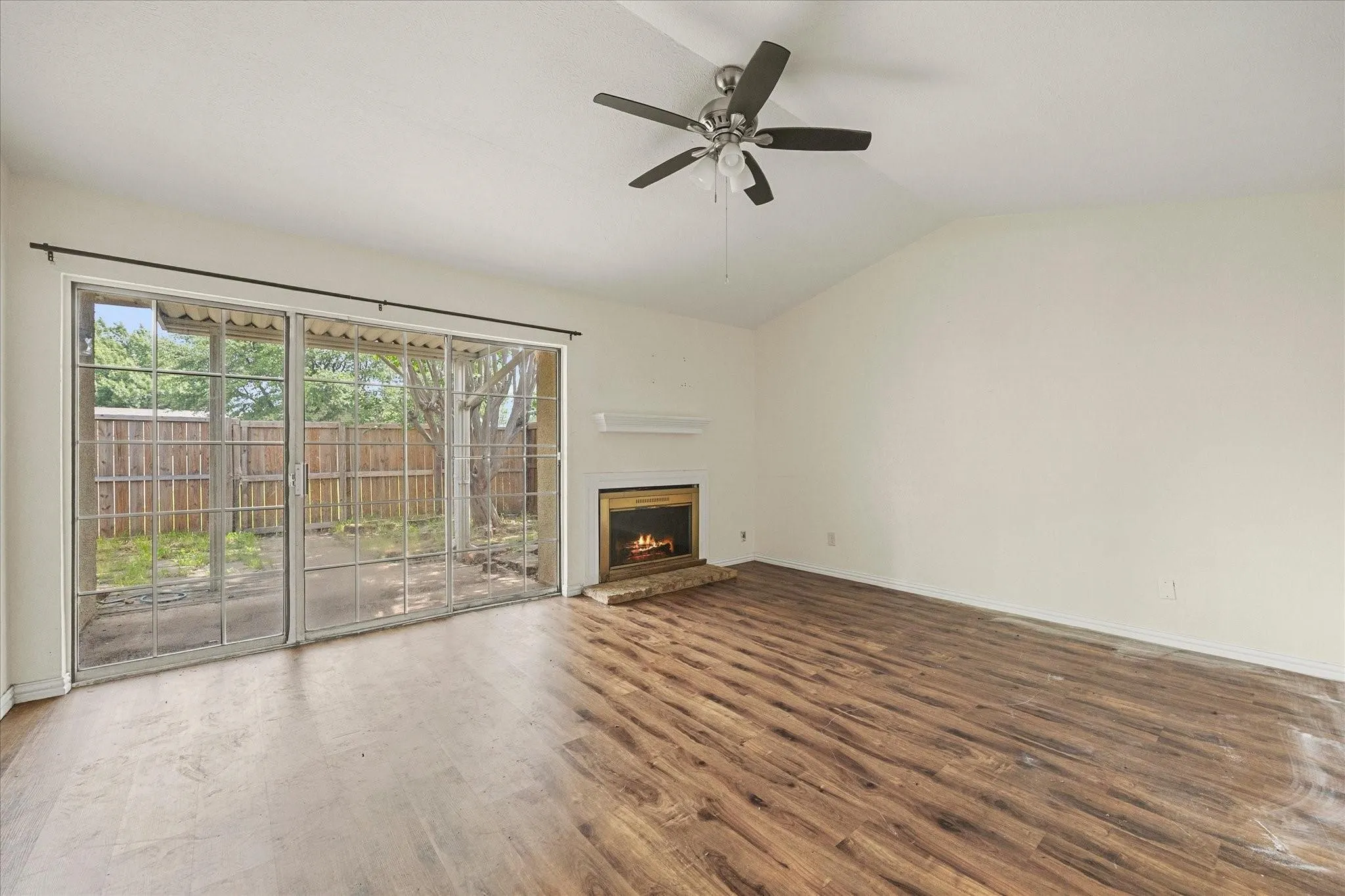 Townhouse For Rent in Dallas County , 2504 Brook Hollow Court, Mesquite, Texas 75150, 3 Bedroom, 2 Bathroom, 1 Garage spaces, 1,498 Sqft, built in 1983, mls#21331795, Real Estate Agent in Mesquite, Homes For Rent in Dallas county, Homes For Rent in Mesquite, Realtor in Mesquite Texas, Real Estate Brokerage Independent Realty Texas, Luminita Cordes Realtor
