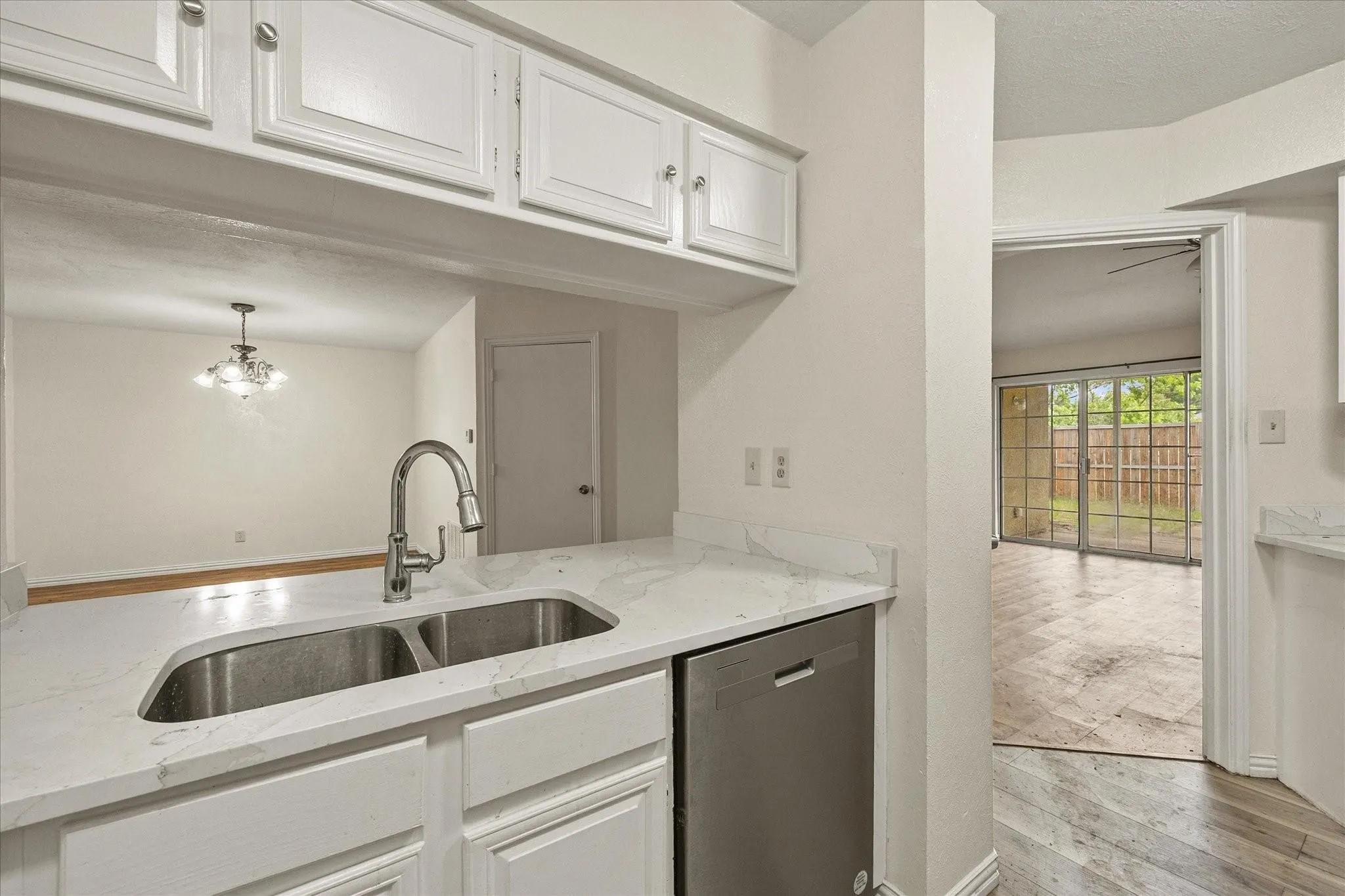 Townhouse For Rent in Dallas County , 2504 Brook Hollow Court, Mesquite, Texas 75150, 3 Bedroom, 2 Bathroom, 1 Garage spaces, 1,498 Sqft, built in 1983, mls#21331795, Real Estate Agent in Mesquite, Homes For Rent in Dallas county, Homes For Rent in Mesquite, Realtor in Mesquite Texas, Real Estate Brokerage Independent Realty Texas, Luminita Cordes Realtor