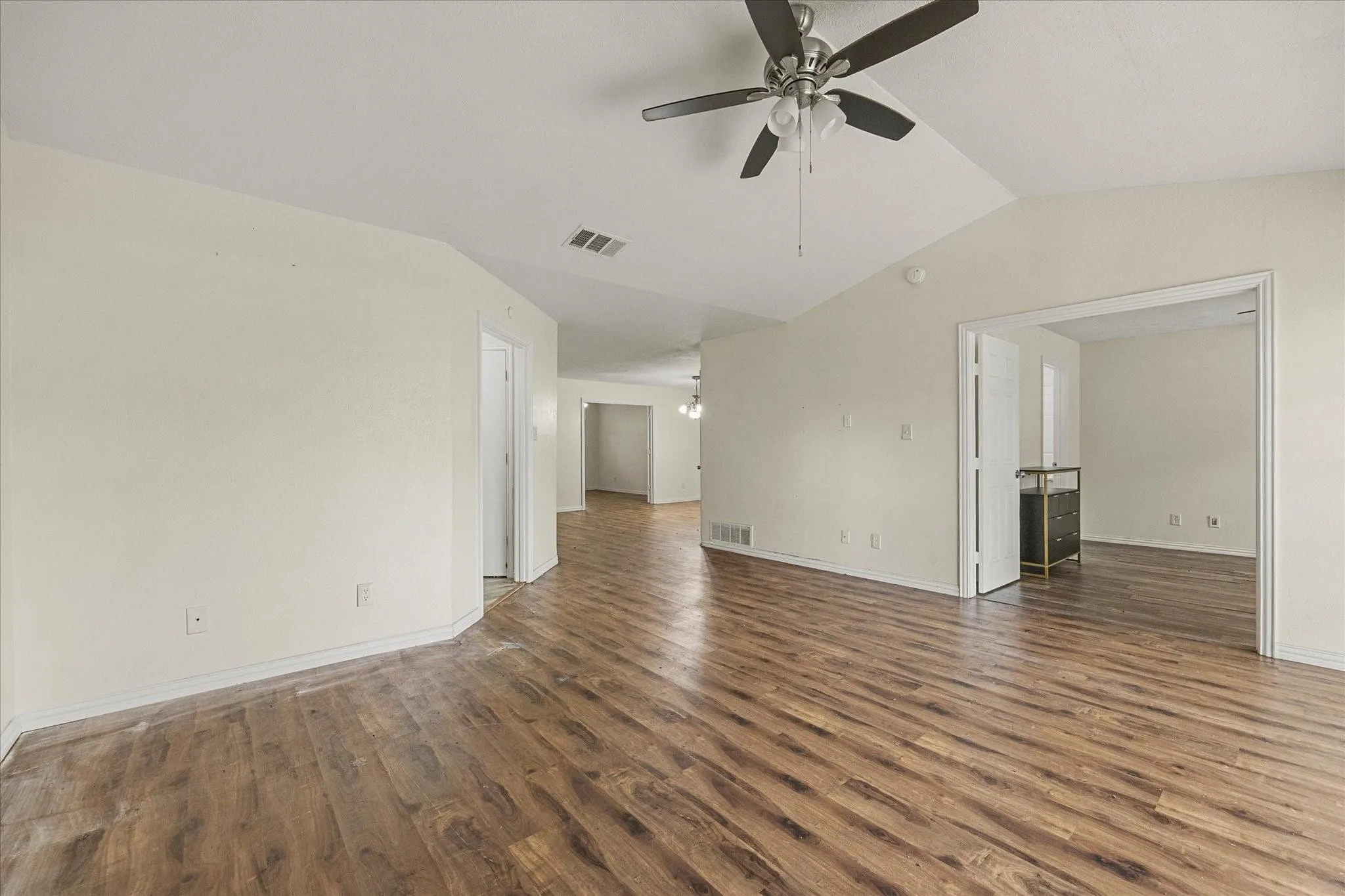 Townhouse For Rent in Dallas County , 2504 Brook Hollow Court, Mesquite, Texas 75150, 3 Bedroom, 2 Bathroom, 1 Garage spaces, 1,498 Sqft, built in 1983, mls#21331795, Real Estate Agent in Mesquite, Homes For Rent in Dallas county, Homes For Rent in Mesquite, Realtor in Mesquite Texas, Real Estate Brokerage Independent Realty Texas, Luminita Cordes Realtor