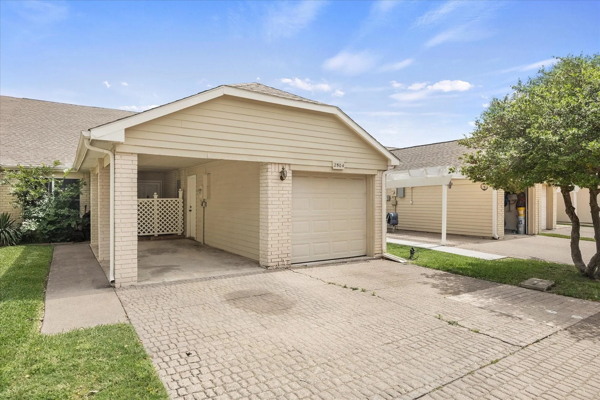 Townhouse For Rent in Dallas County , 2504 Brook Hollow Court, Mesquite, Texas 75150, 3 Bedroom, 2 Bathroom, 1 Garage spaces, 1,498 Sqft, built in 1983, mls#21331795, Real Estate Agent in Mesquite, Homes For Rent in Dallas county, Homes For Rent in Mesquite, Realtor in Mesquite Texas, Real Estate Brokerage Independent Realty Texas, Luminita Cordes Realtor