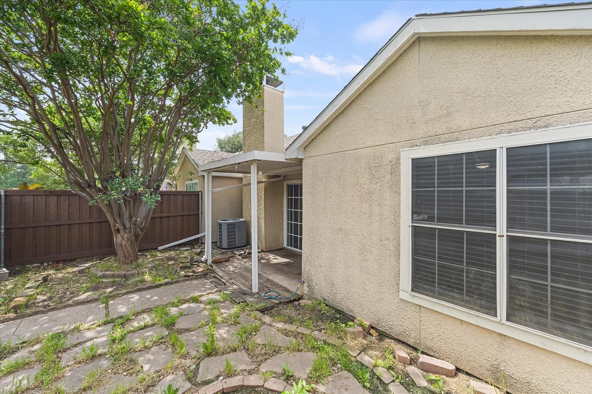 Townhouse For Rent in Dallas County , 2504 Brook Hollow Court, Mesquite, Texas 75150, 3 Bedroom, 2 Bathroom, 1 Garage spaces, 1,498 Sqft, built in 1983, mls#21331795, Real Estate Agent in Mesquite, Homes For Rent in Dallas county, Homes For Rent in Mesquite, Realtor in Mesquite Texas, Real Estate Brokerage Independent Realty Texas, Luminita Cordes Realtor