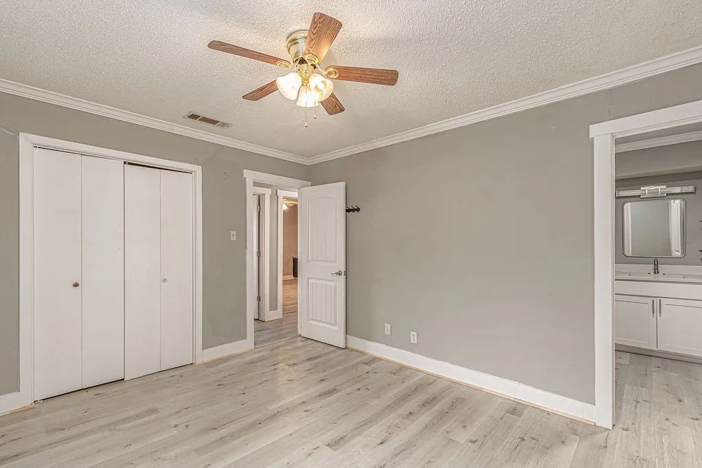 Single Family Residence For Sale in Kaufman County , 1409 Crestview Drive, Kaufman, Texas 75142, 3 Bedroom, 2 Bathroom, Garage spaces, 1,488 Sqft, built in 1970, mls#21331385, Real Estate Agent in Kaufman, Homes For Sale in Kaufman county, Homes For Sale in Kaufman, Realtor in Kaufman Texas, Real Estate Brokerage Independent Realty Texas, Luminita Cordes Realtor