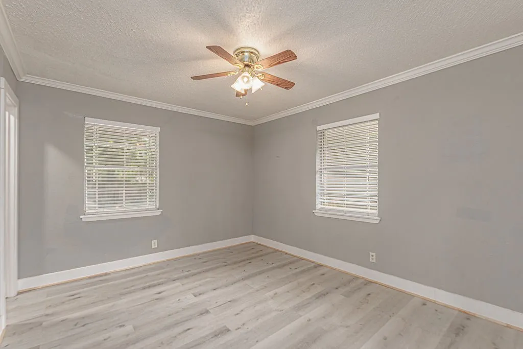 Single Family Residence For Sale in Kaufman County , 1409 Crestview Drive, Kaufman, Texas 75142, 3 Bedroom, 2 Bathroom, Garage spaces, 1,488 Sqft, built in 1970, mls#21331385, Real Estate Agent in Kaufman, Homes For Sale in Kaufman county, Homes For Sale in Kaufman, Realtor in Kaufman Texas, Real Estate Brokerage Independent Realty Texas, Luminita Cordes Realtor