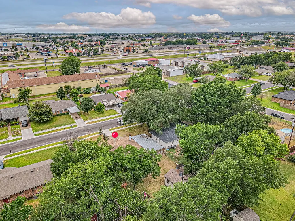 Single Family Residence For Sale in Kaufman County , 1409 Crestview Drive, Kaufman, Texas 75142, 3 Bedroom, 2 Bathroom, Garage spaces, 1,488 Sqft, built in 1970, mls#21331385, Real Estate Agent in Kaufman, Homes For Sale in Kaufman county, Homes For Sale in Kaufman, Realtor in Kaufman Texas, Real Estate Brokerage Independent Realty Texas, Luminita Cordes Realtor