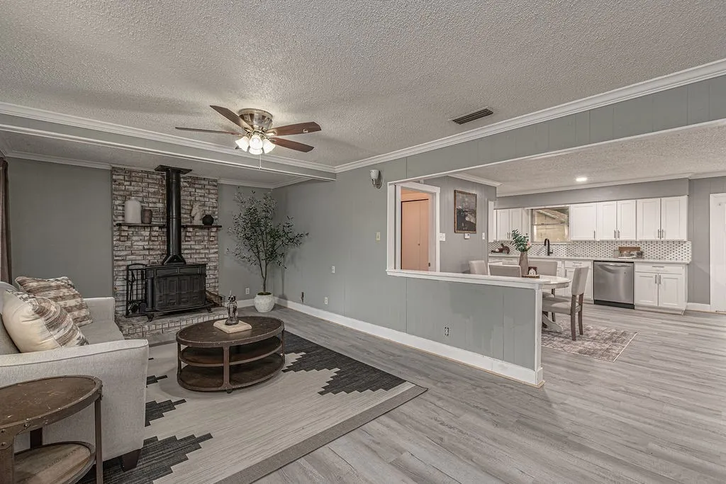 Single Family Residence For Sale in Kaufman County , 1409 Crestview Drive, Kaufman, Texas 75142, 3 Bedroom, 2 Bathroom, Garage spaces, 1,488 Sqft, built in 1970, mls#21331385, Real Estate Agent in Kaufman, Homes For Sale in Kaufman county, Homes For Sale in Kaufman, Realtor in Kaufman Texas, Real Estate Brokerage Independent Realty Texas, Luminita Cordes Realtor