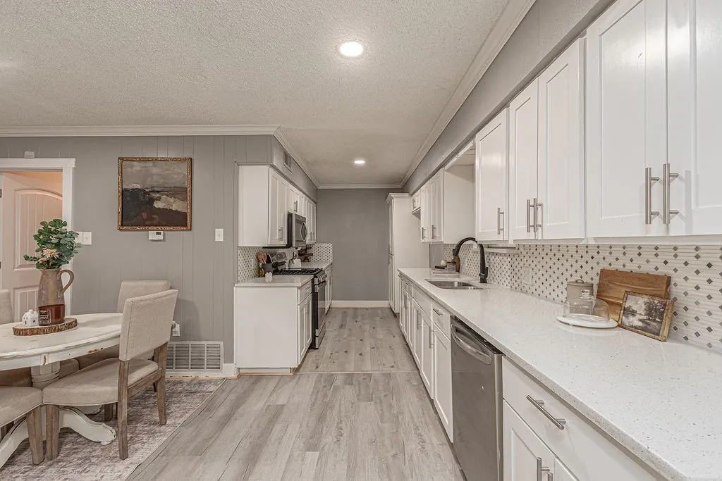 Single Family Residence For Sale in Kaufman County , 1409 Crestview Drive, Kaufman, Texas 75142, 3 Bedroom, 2 Bathroom, Garage spaces, 1,488 Sqft, built in 1970, mls#21331385, Real Estate Agent in Kaufman, Homes For Sale in Kaufman county, Homes For Sale in Kaufman, Realtor in Kaufman Texas, Real Estate Brokerage Independent Realty Texas, Luminita Cordes Realtor