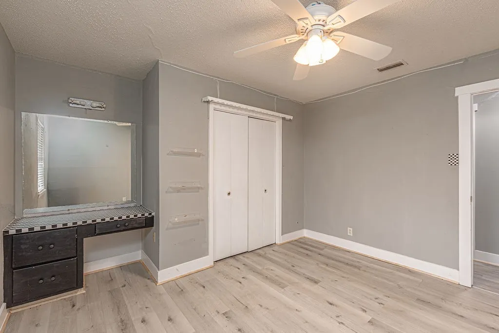 Single Family Residence For Sale in Kaufman County , 1409 Crestview Drive, Kaufman, Texas 75142, 3 Bedroom, 2 Bathroom, Garage spaces, 1,488 Sqft, built in 1970, mls#21331385, Real Estate Agent in Kaufman, Homes For Sale in Kaufman county, Homes For Sale in Kaufman, Realtor in Kaufman Texas, Real Estate Brokerage Independent Realty Texas, Luminita Cordes Realtor
