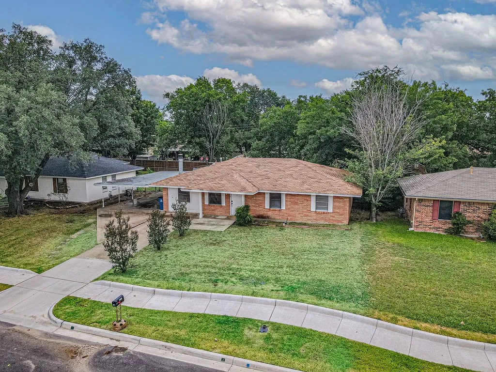 Single Family Residence For Sale in Kaufman County , 1409 Crestview Drive, Kaufman, Texas 75142, 3 Bedroom, 2 Bathroom, Garage spaces, 1,488 Sqft, built in 1970, mls#21331385, Real Estate Agent in Kaufman, Homes For Sale in Kaufman county, Homes For Sale in Kaufman, Realtor in Kaufman Texas, Real Estate Brokerage Independent Realty Texas, Luminita Cordes Realtor