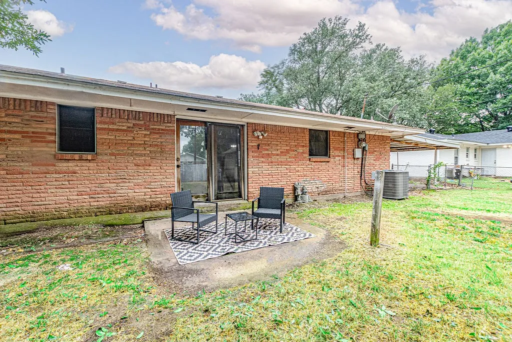 Single Family Residence For Sale in Kaufman County , 1409 Crestview Drive, Kaufman, Texas 75142, 3 Bedroom, 2 Bathroom, Garage spaces, 1,488 Sqft, built in 1970, mls#21331385, Real Estate Agent in Kaufman, Homes For Sale in Kaufman county, Homes For Sale in Kaufman, Realtor in Kaufman Texas, Real Estate Brokerage Independent Realty Texas, Luminita Cordes Realtor