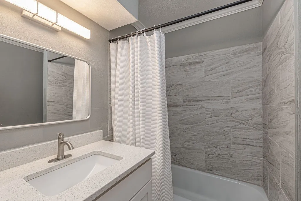 Single Family Residence For Sale in Kaufman County , 1409 Crestview Drive, Kaufman, Texas 75142, 3 Bedroom, 2 Bathroom, Garage spaces, 1,488 Sqft, built in 1970, mls#21331385, Real Estate Agent in Kaufman, Homes For Sale in Kaufman county, Homes For Sale in Kaufman, Realtor in Kaufman Texas, Real Estate Brokerage Independent Realty Texas, Luminita Cordes Realtor