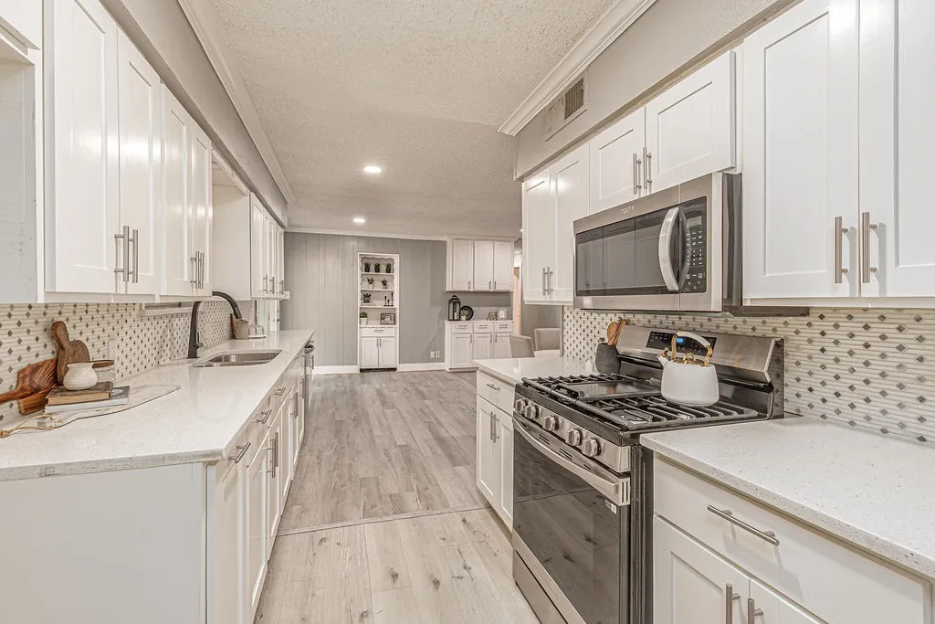 Single Family Residence For Sale in Kaufman County , 1409 Crestview Drive, Kaufman, Texas 75142, 3 Bedroom, 2 Bathroom, Garage spaces, 1,488 Sqft, built in 1970, mls#21331385, Real Estate Agent in Kaufman, Homes For Sale in Kaufman county, Homes For Sale in Kaufman, Realtor in Kaufman Texas, Real Estate Brokerage Independent Realty Texas, Luminita Cordes Realtor
