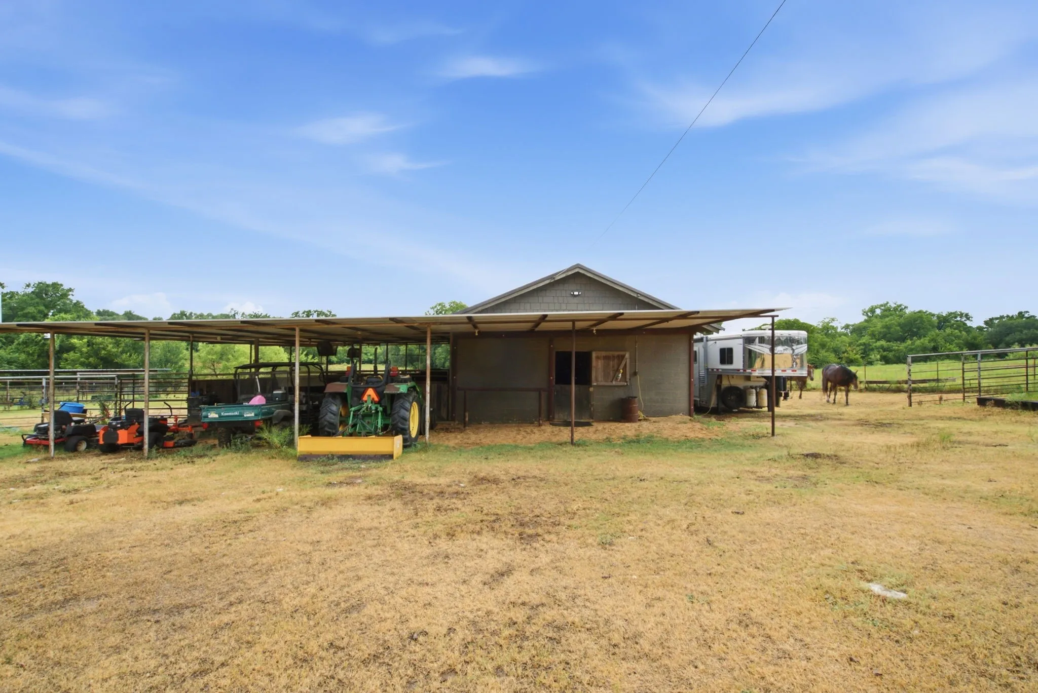 Single Family Residence For Sale in Erath County , 1670 Alexander Road, Stephenville, Texas 76401, 3 Bedroom, 2 Bathroom, Garage spaces, 2,190 Sqft, built in 1960, mls#21331441, Real Estate Agent in Stephenville, Homes For Sale in Erath county, Homes For Sale in Stephenville, Realtor in Stephenville Texas, Real Estate Brokerage Independent Realty Texas, Luminita Cordes Realtor
