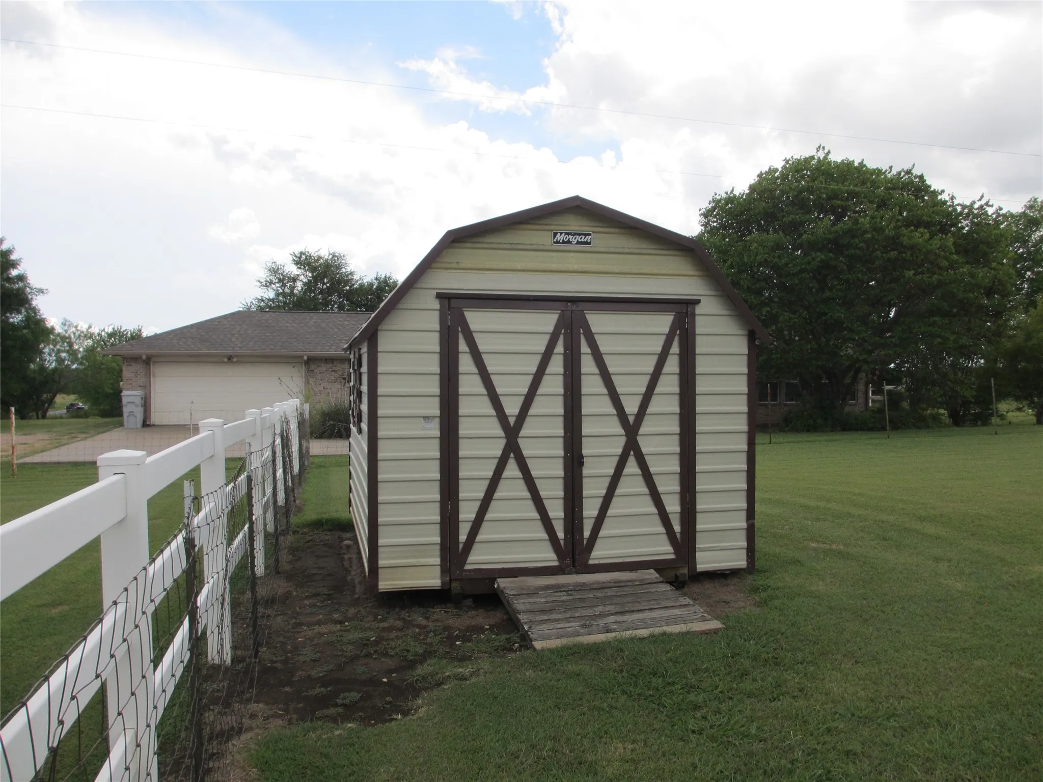 Outside storage building and nice vinyl fence around the front yard