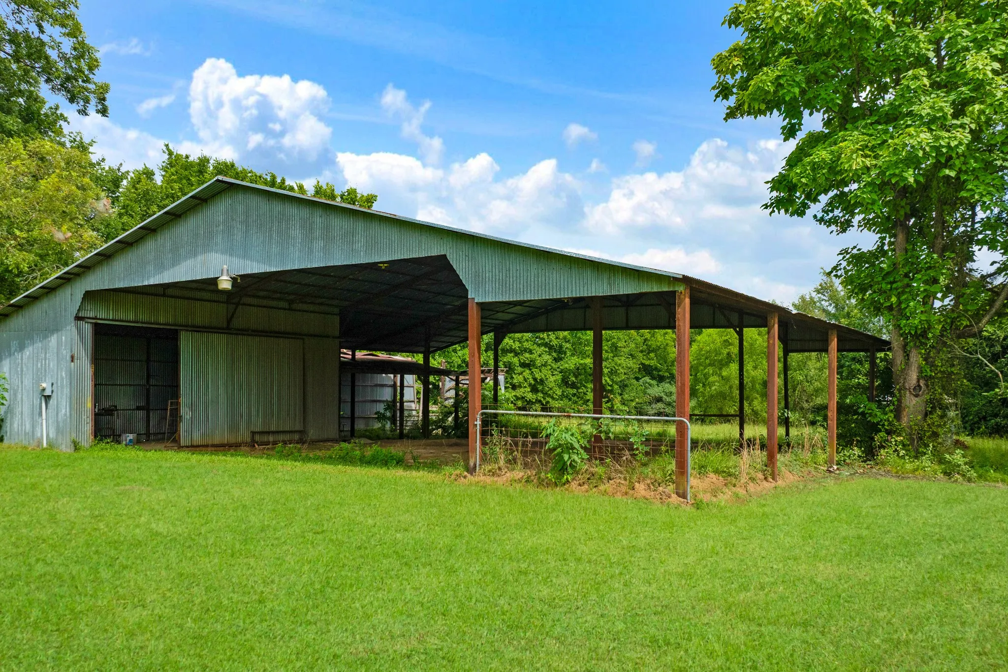 Single Family Residence For Sale in Lamar County , 5310 Farm Road 195, Paris, Texas 75462, 4 Bedroom, 3 Bathroom, 2 Garage spaces, 3,130 Sqft, built in 2008, Price $650,000, mls#21331225, Real Estate Agent in Paris, Homes For Sale in Lamar county, Homes For Sale in Paris, Realtor in Paris Texas, Real Estate Brokerage Independent Realty Texas, Luminita Cordes Realtor
