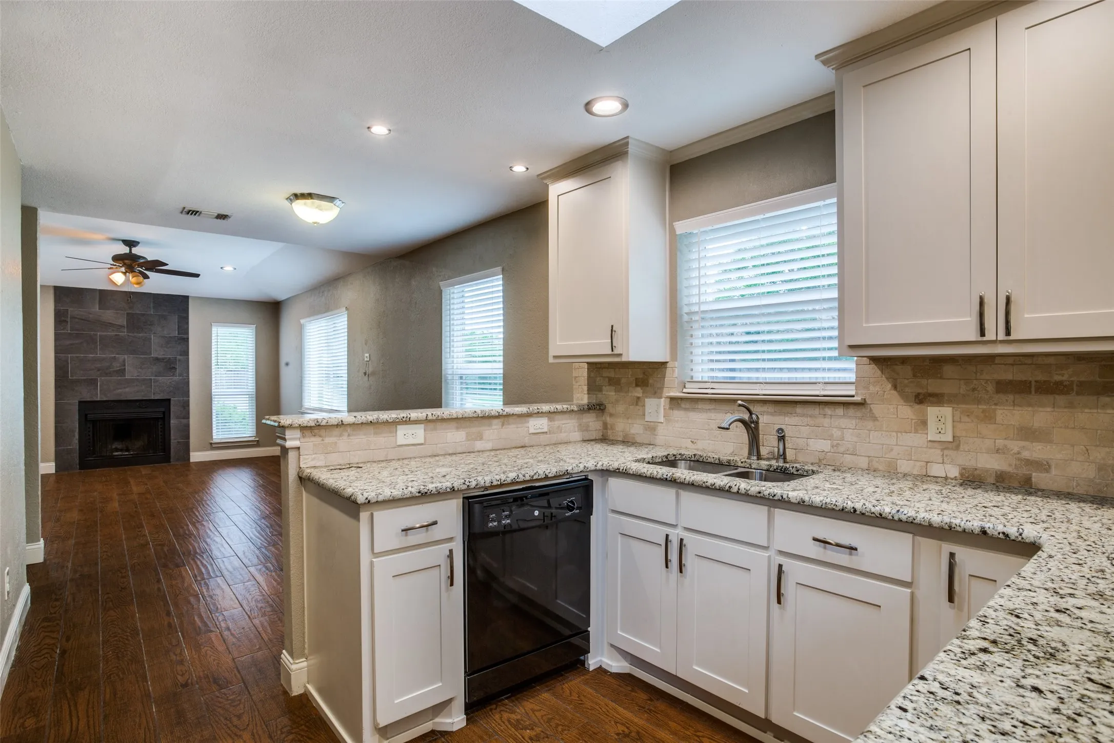 Single Family Residence For Sale in Tarrant County , 2917 Penny Lane, Euless, Texas 76039, 2 Bedroom, 1 Bathroom, Garage spaces, 990 Sqft, built in 1982, mls#21331021, Real Estate Agent in Euless, Homes For Sale in Tarrant county, Homes For Sale in Euless, Realtor in Euless Texas, Real Estate Brokerage Independent Realty Texas, Luminita Cordes Realtor