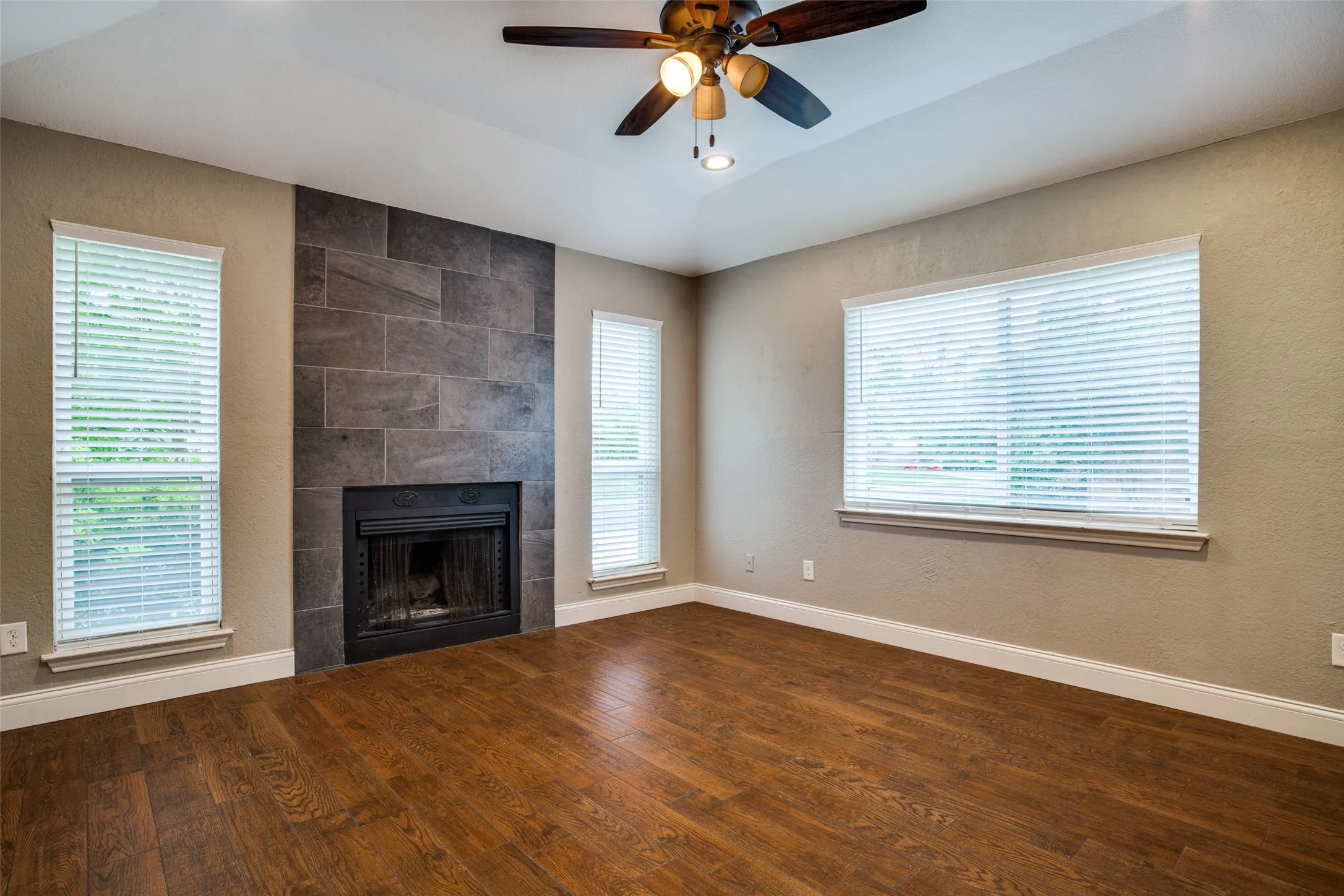 Single Family Residence For Sale in Tarrant County , 2917 Penny Lane, Euless, Texas 76039, 2 Bedroom, 1 Bathroom, Garage spaces, 990 Sqft, built in 1982, mls#21331021, Real Estate Agent in Euless, Homes For Sale in Tarrant county, Homes For Sale in Euless, Realtor in Euless Texas, Real Estate Brokerage Independent Realty Texas, Luminita Cordes Realtor