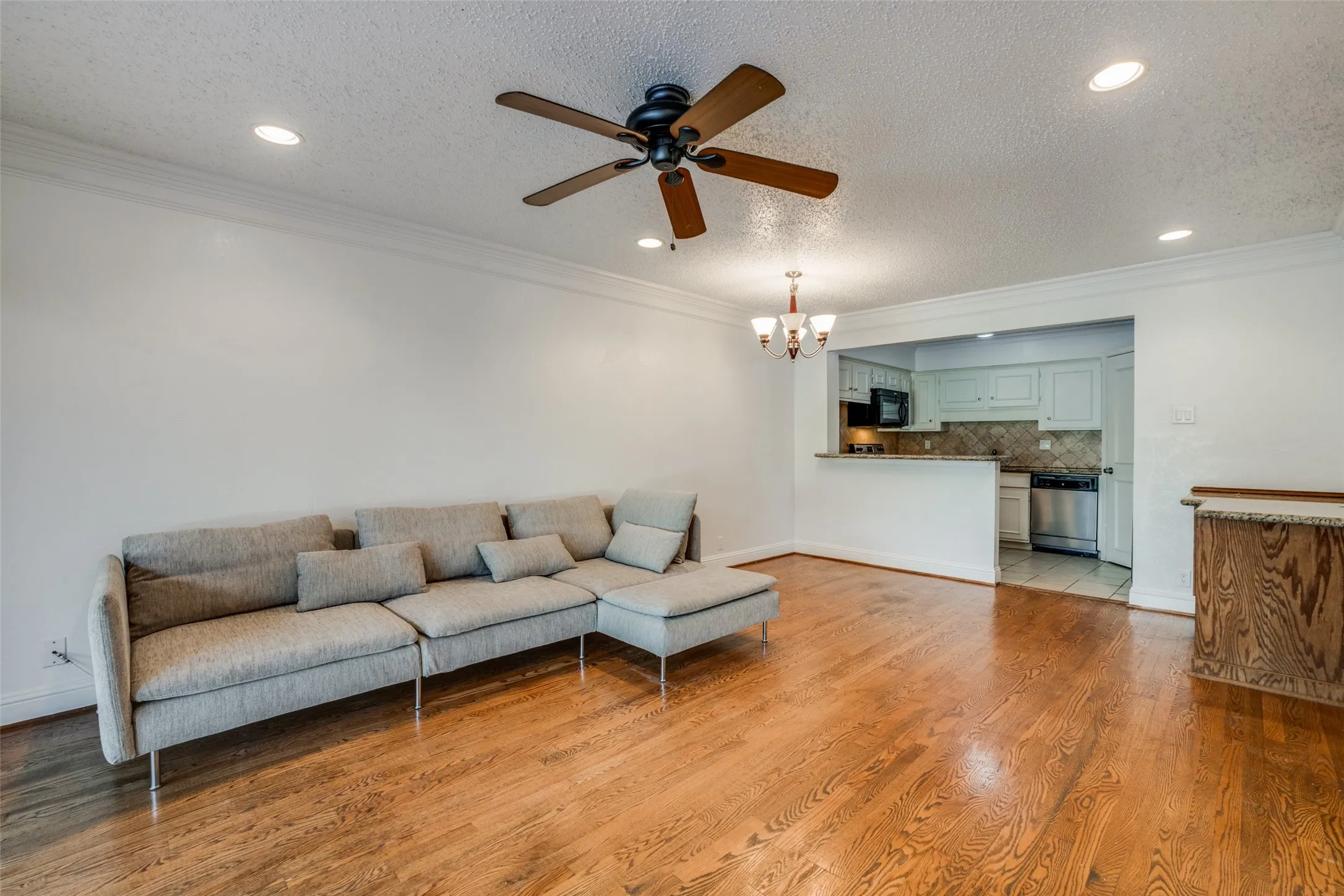 Condominium For Rent in Dallas County , 5325 Fleetwood Oaks Avenue 253, Dallas, Texas 75235, 2 Bedrooms, 2 Bathrooms, Garage spaces, 971 Sqft, built in 1964, Price $1,750, mls#21331856, Real Estate Agent in Dallas, Homes For Rent in Dallas county, Homes For Rent in Dallas, Realtor in Dallas Texas, Real Estate Brokerage Independent Realty Texas, Luminita Cordes Realtor