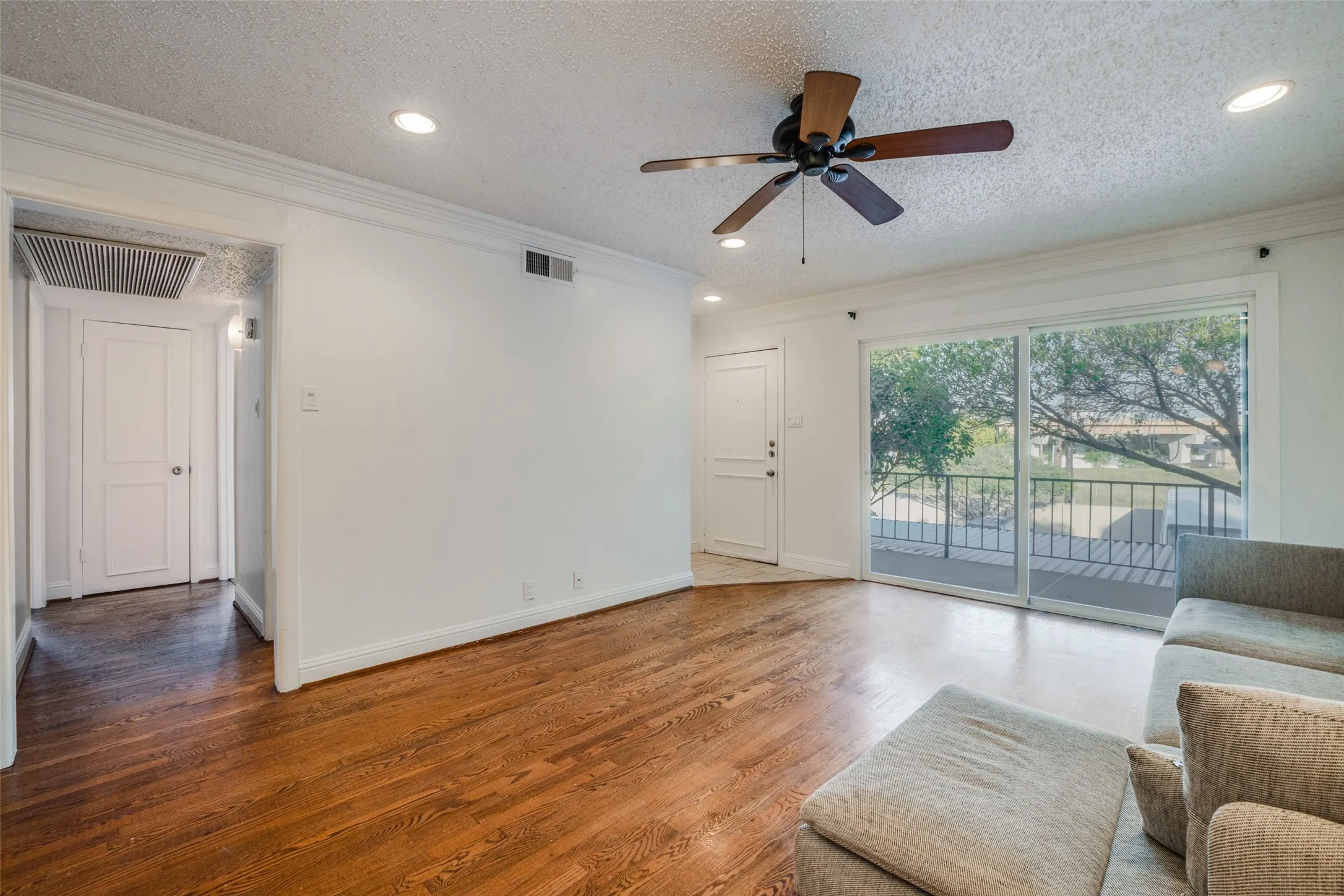Condominium For Rent in Dallas County , 5325 Fleetwood Oaks Avenue 253, Dallas, Texas 75235, 2 Bedrooms, 2 Bathrooms, Garage spaces, 971 Sqft, built in 1964, Price $1,750, mls#21331856, Real Estate Agent in Dallas, Homes For Rent in Dallas county, Homes For Rent in Dallas, Realtor in Dallas Texas, Real Estate Brokerage Independent Realty Texas, Luminita Cordes Realtor