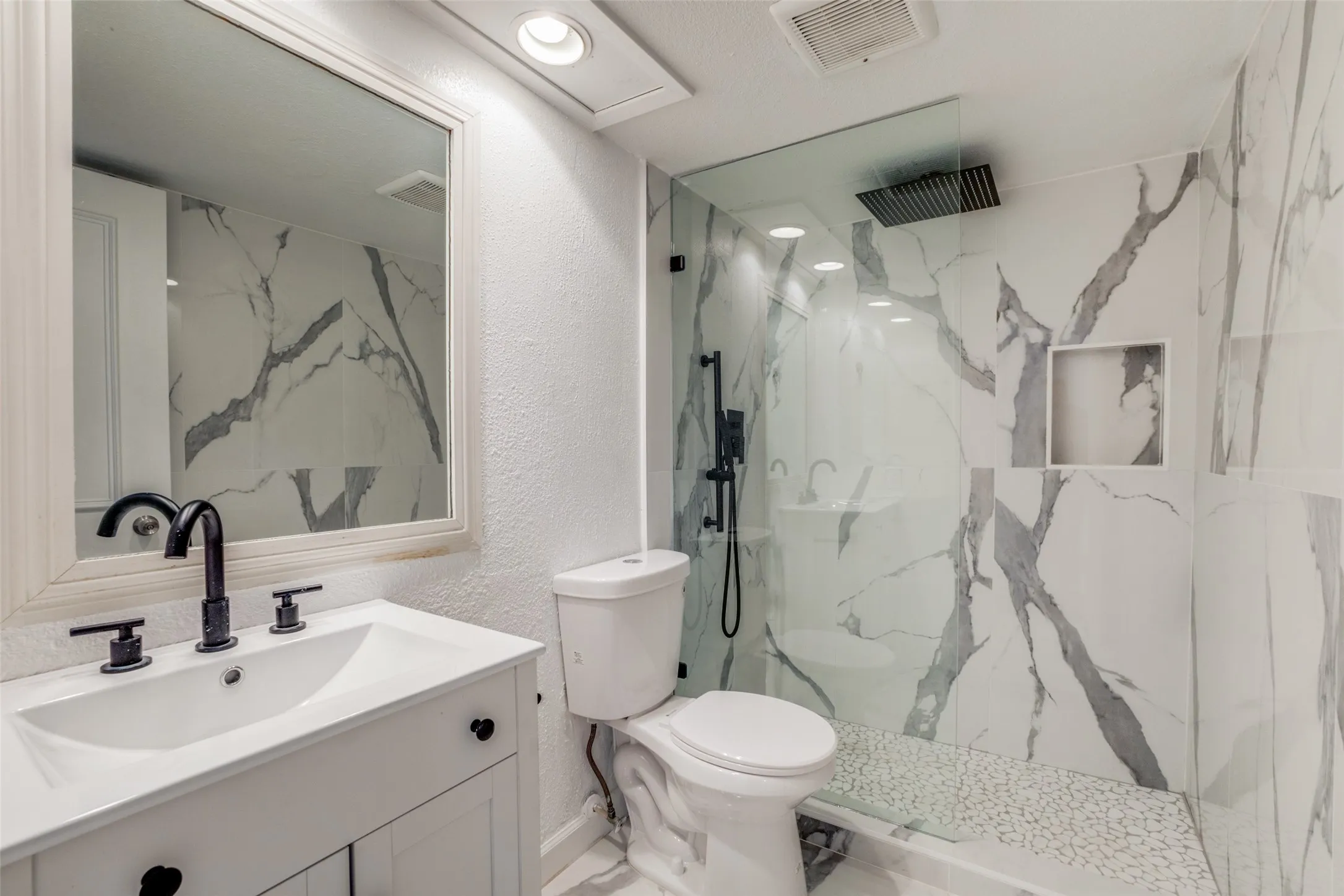 Condominium For Rent in Dallas County , 5325 Fleetwood Oaks Avenue 253, Dallas, Texas 75235, 2 Bedrooms, 2 Bathrooms, Garage spaces, 971 Sqft, built in 1964, Price $1,750, mls#21331856, Real Estate Agent in Dallas, Homes For Rent in Dallas county, Homes For Rent in Dallas, Realtor in Dallas Texas, Real Estate Brokerage Independent Realty Texas, Luminita Cordes Realtor