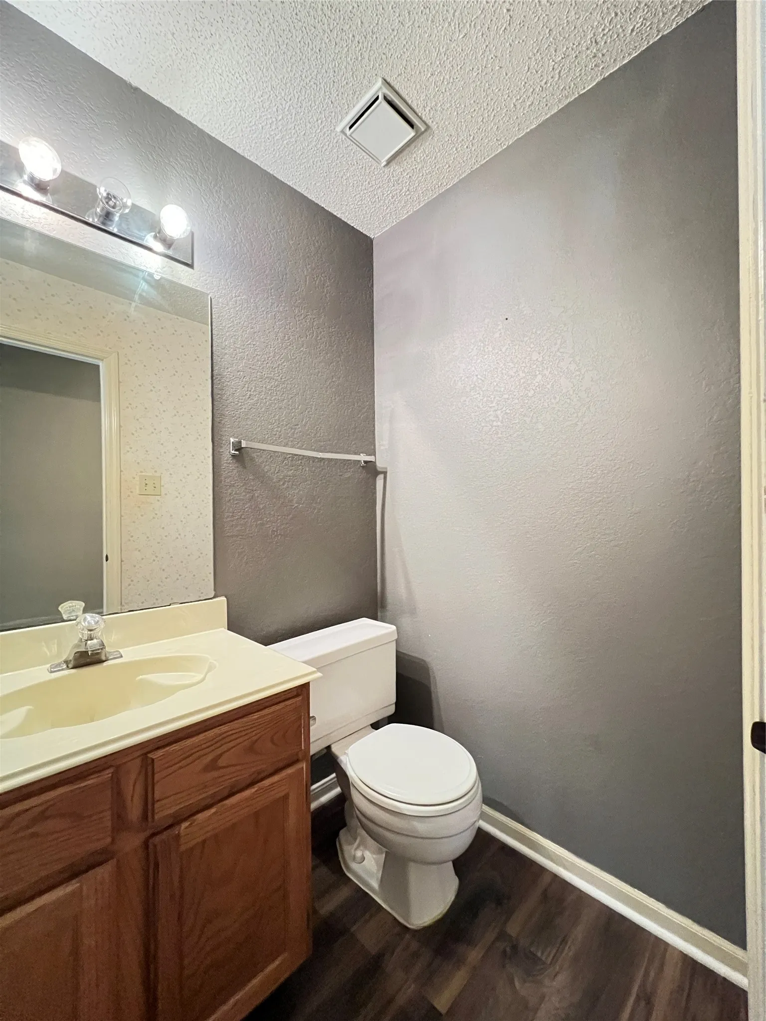 Single Family Residence For Rent in Denton County , 2019 Longmeadow Court, Denton, Texas 76209, 3 Bedroom, 3 Bathroom, 2 Garage spaces, 1,870 Sqft, built in 1986, mls#21331869, Real Estate Agent in Denton, Homes For Rent in Denton county, Homes For Rent in Denton, Realtor in Denton Texas, Real Estate Brokerage Independent Realty Texas, Luminita Cordes Realtor