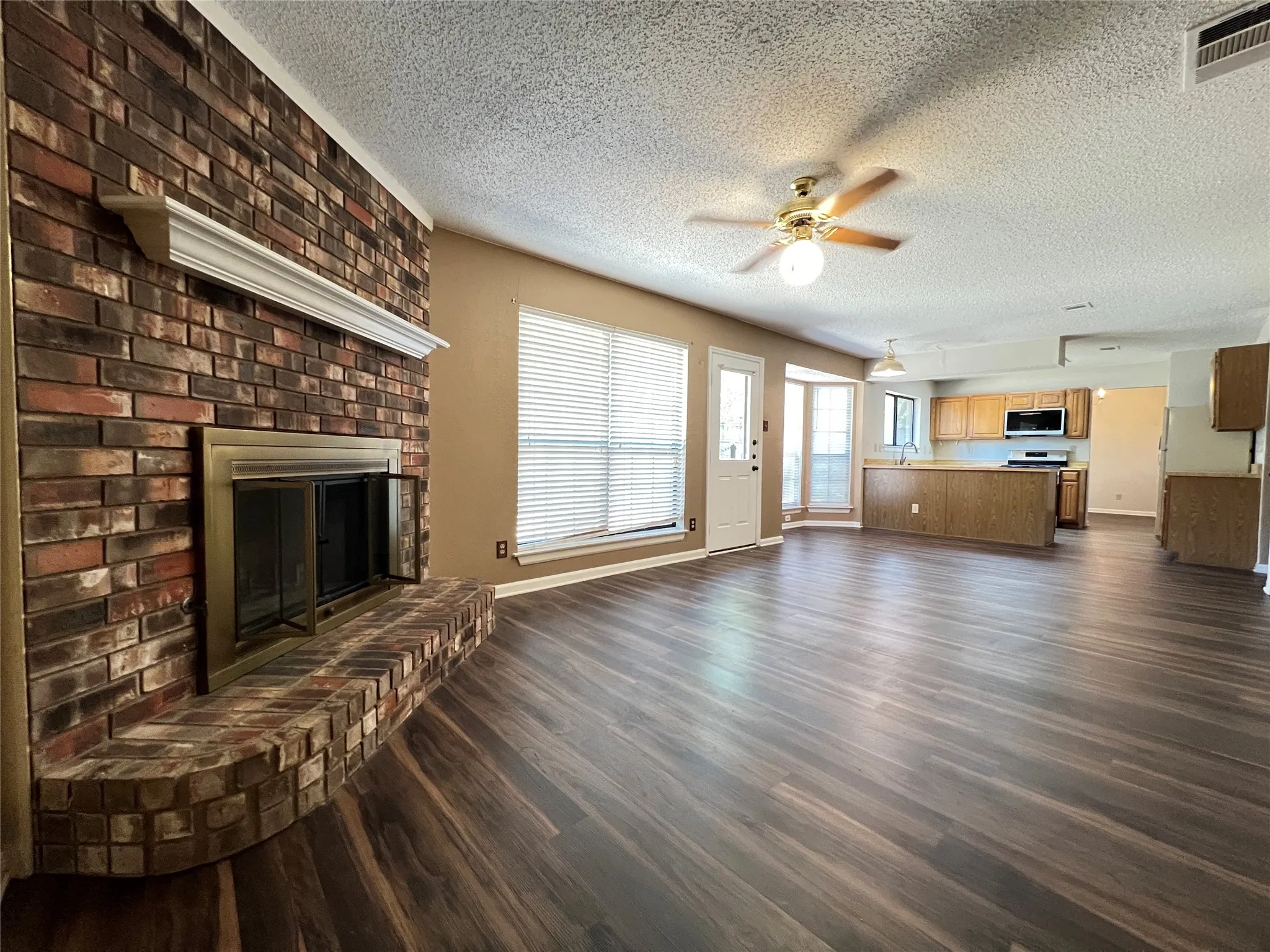 Single Family Residence For Rent in Denton County , 2019 Longmeadow Court, Denton, Texas 76209, 3 Bedroom, 3 Bathroom, 2 Garage spaces, 1,870 Sqft, built in 1986, mls#21331869, Real Estate Agent in Denton, Homes For Rent in Denton county, Homes For Rent in Denton, Realtor in Denton Texas, Real Estate Brokerage Independent Realty Texas, Luminita Cordes Realtor