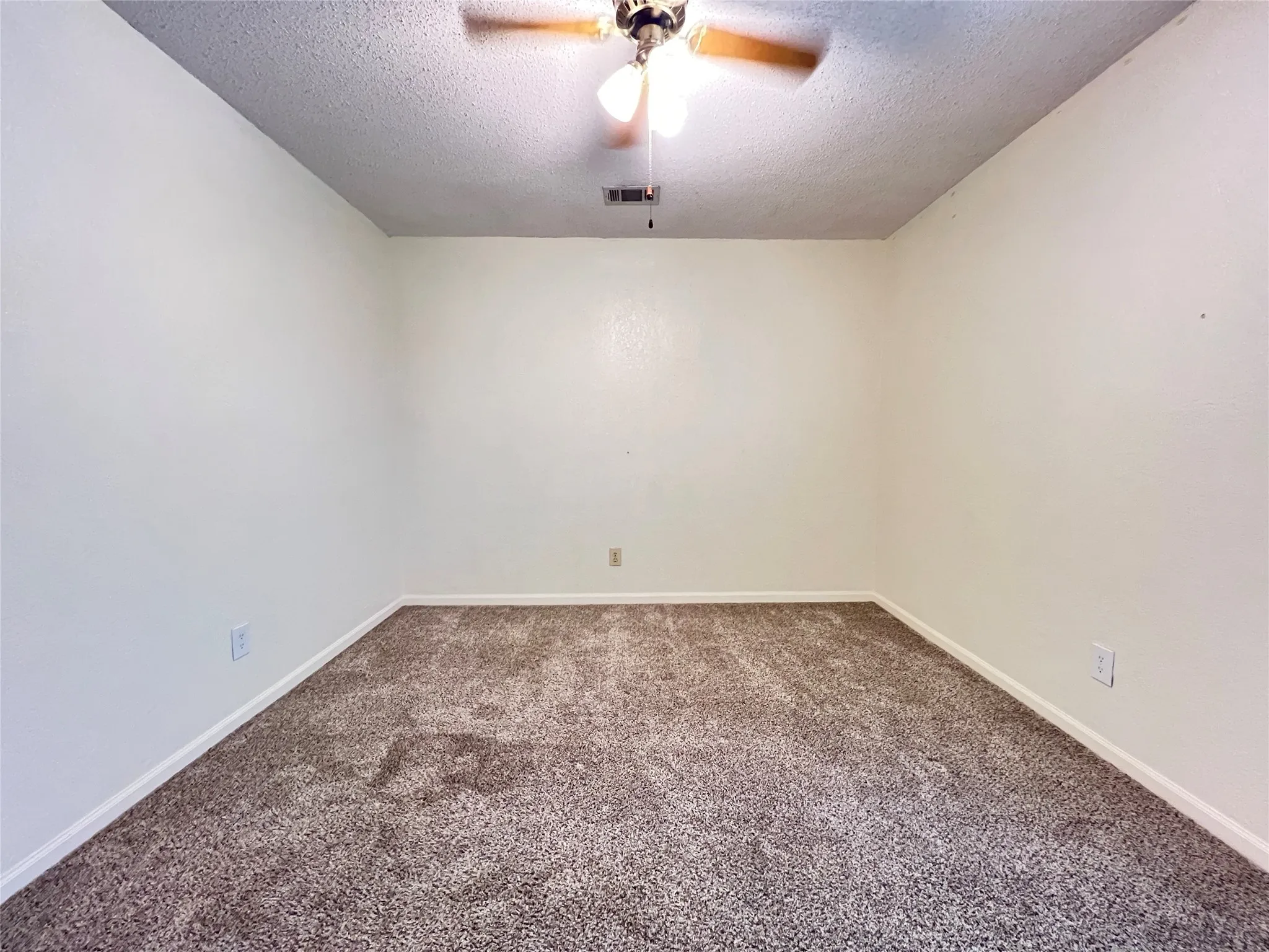 Single Family Residence For Rent in Denton County , 2019 Longmeadow Court, Denton, Texas 76209, 3 Bedroom, 3 Bathroom, 2 Garage spaces, 1,870 Sqft, built in 1986, mls#21331869, Real Estate Agent in Denton, Homes For Rent in Denton county, Homes For Rent in Denton, Realtor in Denton Texas, Real Estate Brokerage Independent Realty Texas, Luminita Cordes Realtor
