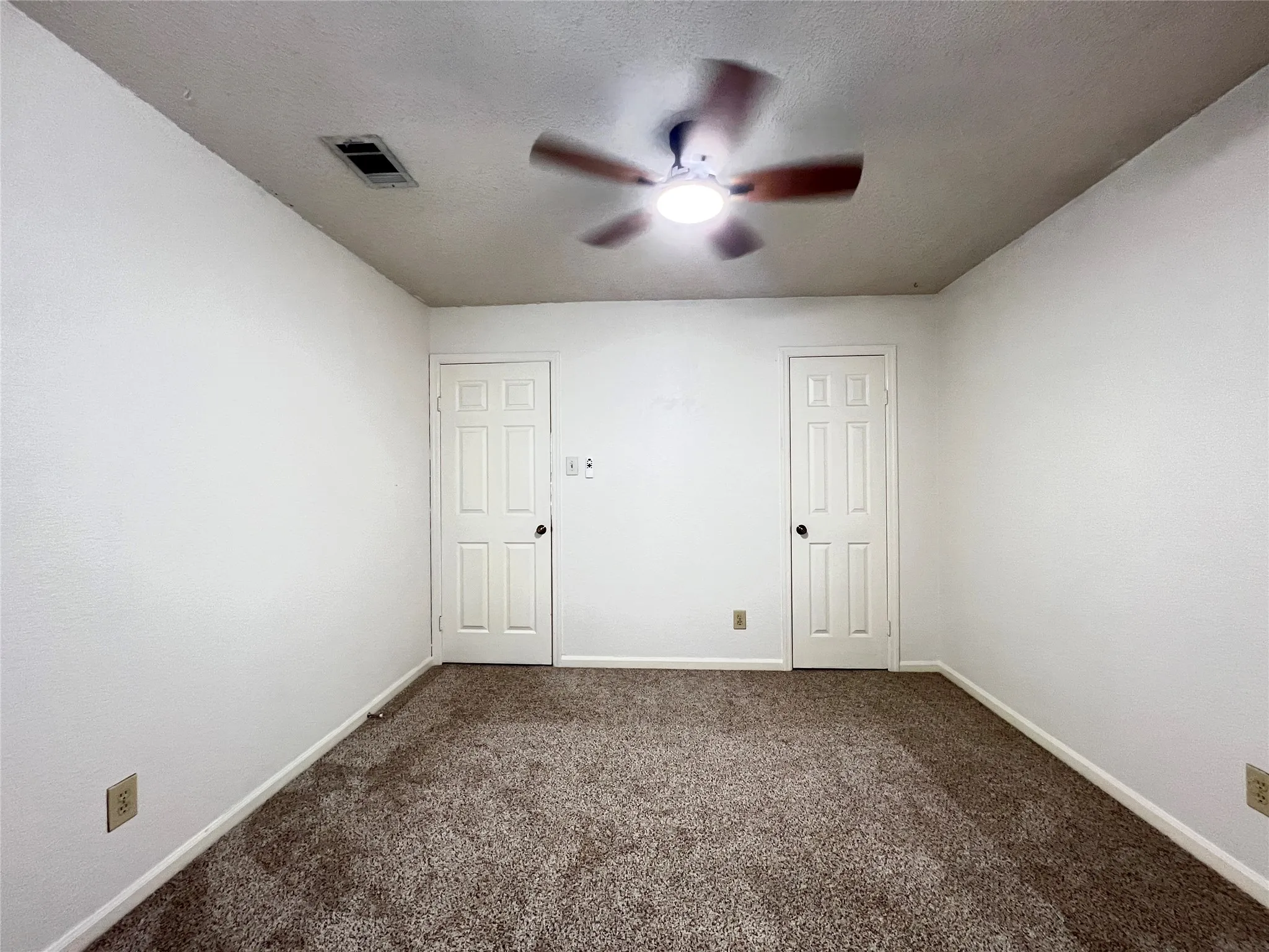 Single Family Residence For Rent in Denton County , 2019 Longmeadow Court, Denton, Texas 76209, 3 Bedroom, 3 Bathroom, 2 Garage spaces, 1,870 Sqft, built in 1986, mls#21331869, Real Estate Agent in Denton, Homes For Rent in Denton county, Homes For Rent in Denton, Realtor in Denton Texas, Real Estate Brokerage Independent Realty Texas, Luminita Cordes Realtor