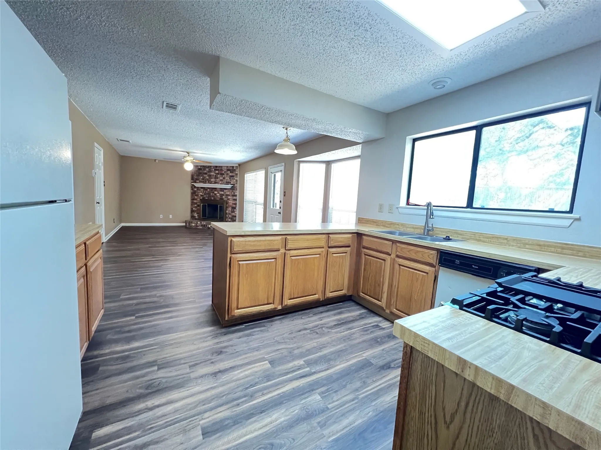Single Family Residence For Rent in Denton County , 2019 Longmeadow Court, Denton, Texas 76209, 3 Bedroom, 3 Bathroom, 2 Garage spaces, 1,870 Sqft, built in 1986, mls#21331869, Real Estate Agent in Denton, Homes For Rent in Denton county, Homes For Rent in Denton, Realtor in Denton Texas, Real Estate Brokerage Independent Realty Texas, Luminita Cordes Realtor