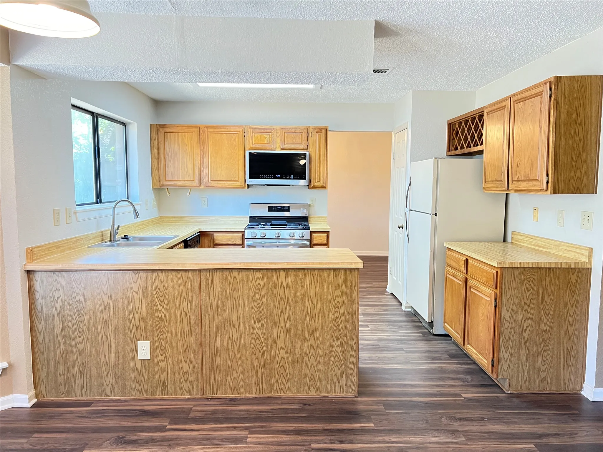 Single Family Residence For Rent in Denton County , 2019 Longmeadow Court, Denton, Texas 76209, 3 Bedroom, 3 Bathroom, 2 Garage spaces, 1,870 Sqft, built in 1986, mls#21331869, Real Estate Agent in Denton, Homes For Rent in Denton county, Homes For Rent in Denton, Realtor in Denton Texas, Real Estate Brokerage Independent Realty Texas, Luminita Cordes Realtor