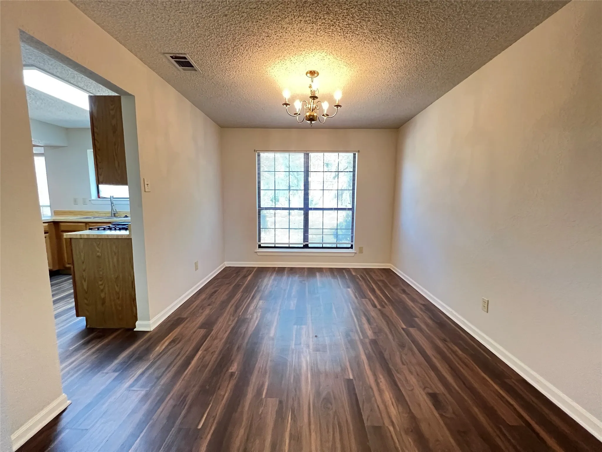 Single Family Residence For Rent in Denton County , 2019 Longmeadow Court, Denton, Texas 76209, 3 Bedroom, 3 Bathroom, 2 Garage spaces, 1,870 Sqft, built in 1986, mls#21331869, Real Estate Agent in Denton, Homes For Rent in Denton county, Homes For Rent in Denton, Realtor in Denton Texas, Real Estate Brokerage Independent Realty Texas, Luminita Cordes Realtor