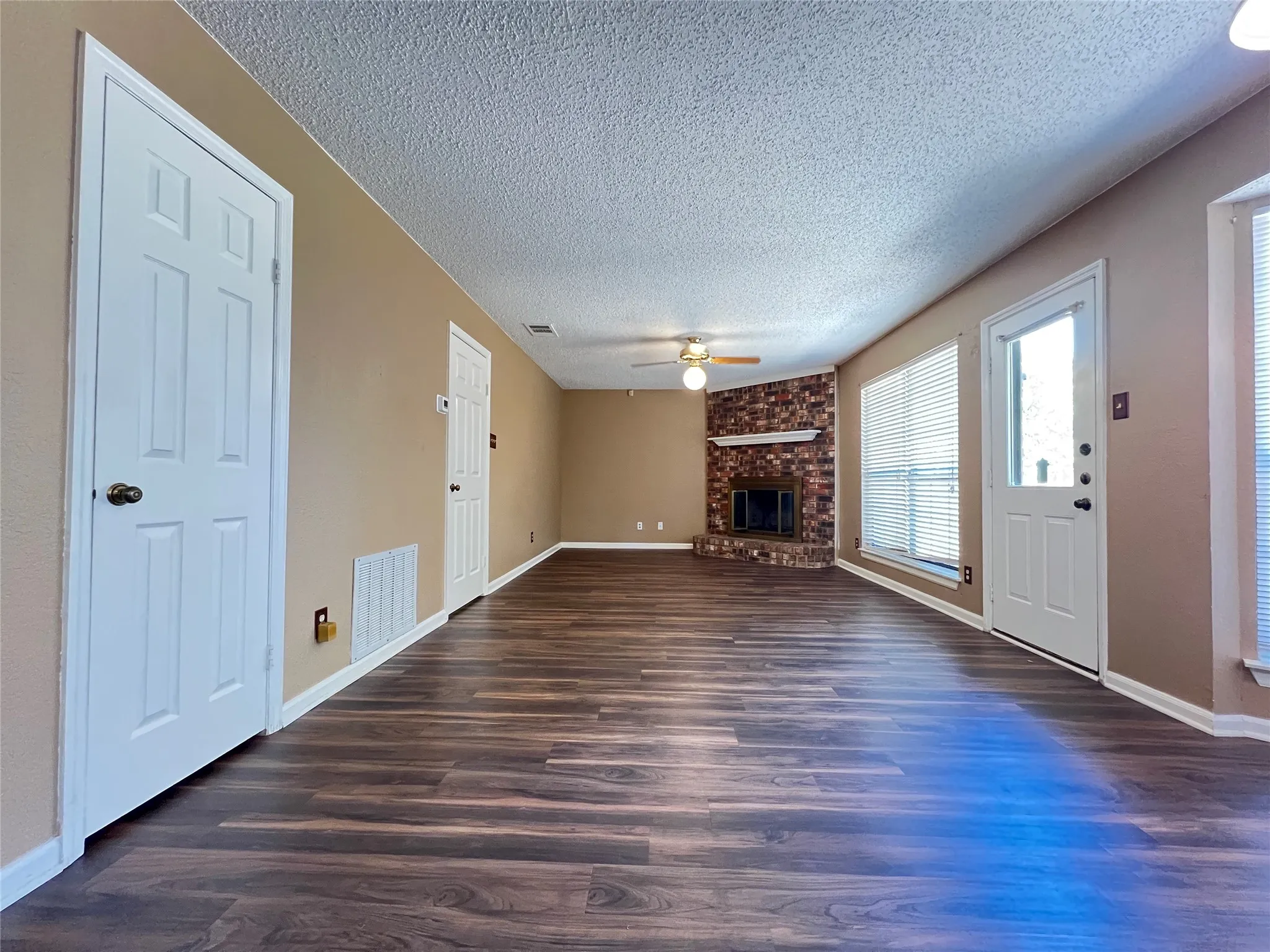 Single Family Residence For Rent in Denton County , 2019 Longmeadow Court, Denton, Texas 76209, 3 Bedroom, 3 Bathroom, 2 Garage spaces, 1,870 Sqft, built in 1986, mls#21331869, Real Estate Agent in Denton, Homes For Rent in Denton county, Homes For Rent in Denton, Realtor in Denton Texas, Real Estate Brokerage Independent Realty Texas, Luminita Cordes Realtor