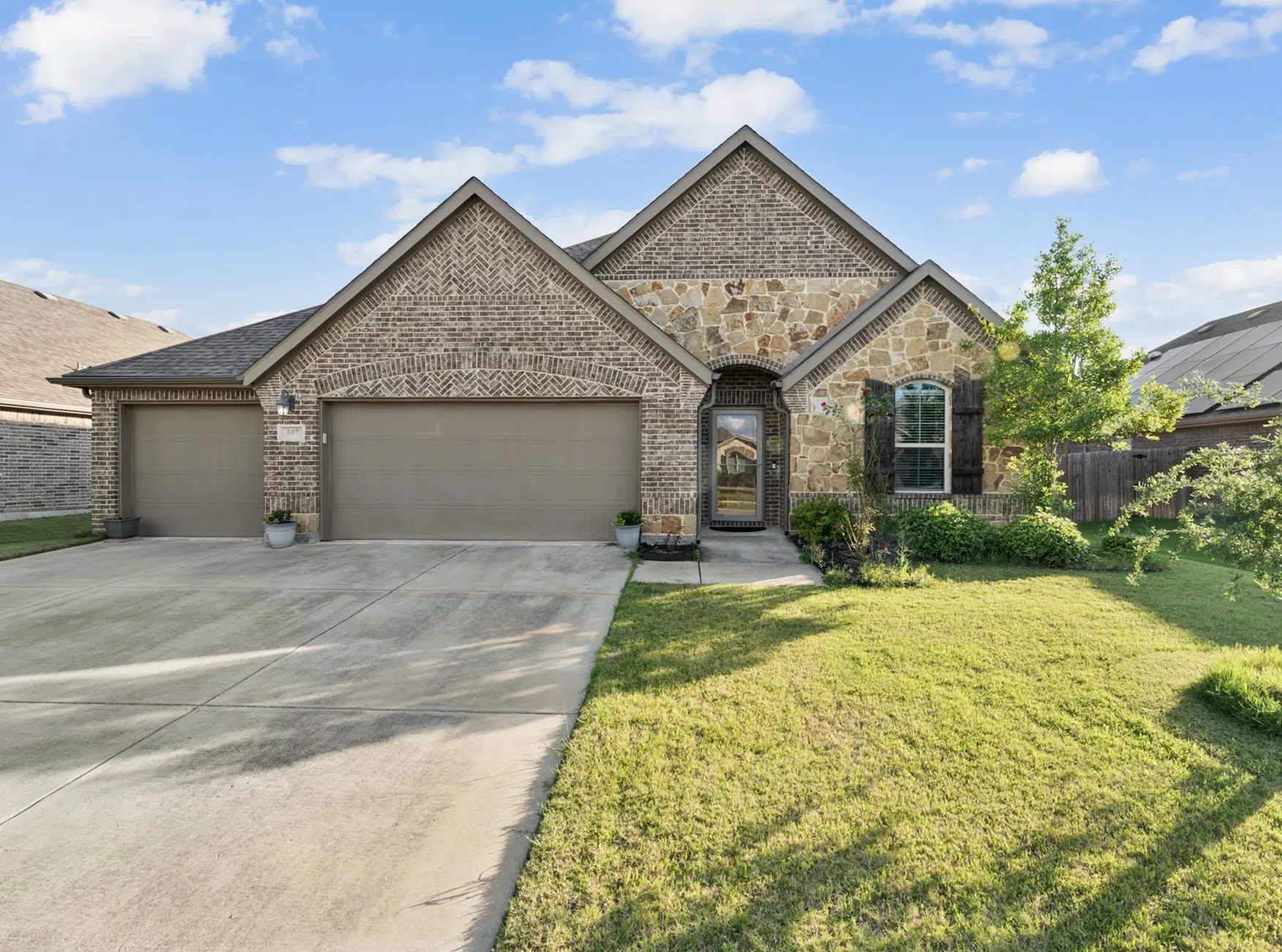 Single Family Residence For Rent in Kaufman County , 307 Acadia Lane, Forney, Texas 75126, 3 Bedroom, 2 Bathroom, 3 Garage spaces, 2,139 Sqft, built in 2016, mls#21331686, Real Estate Agent in Forney, Homes For Rent in Kaufman county, Homes For Rent in Forney, Realtor in Forney Texas, Real Estate Brokerage Independent Realty Texas, Luminita Cordes Realtor